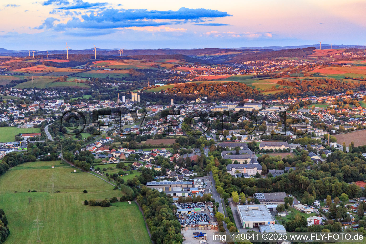 Vue aérienne de Vue de la ville depuis l'ouest le soir à le quartier Jabach in Lebach dans le département Sarre, Allemagne