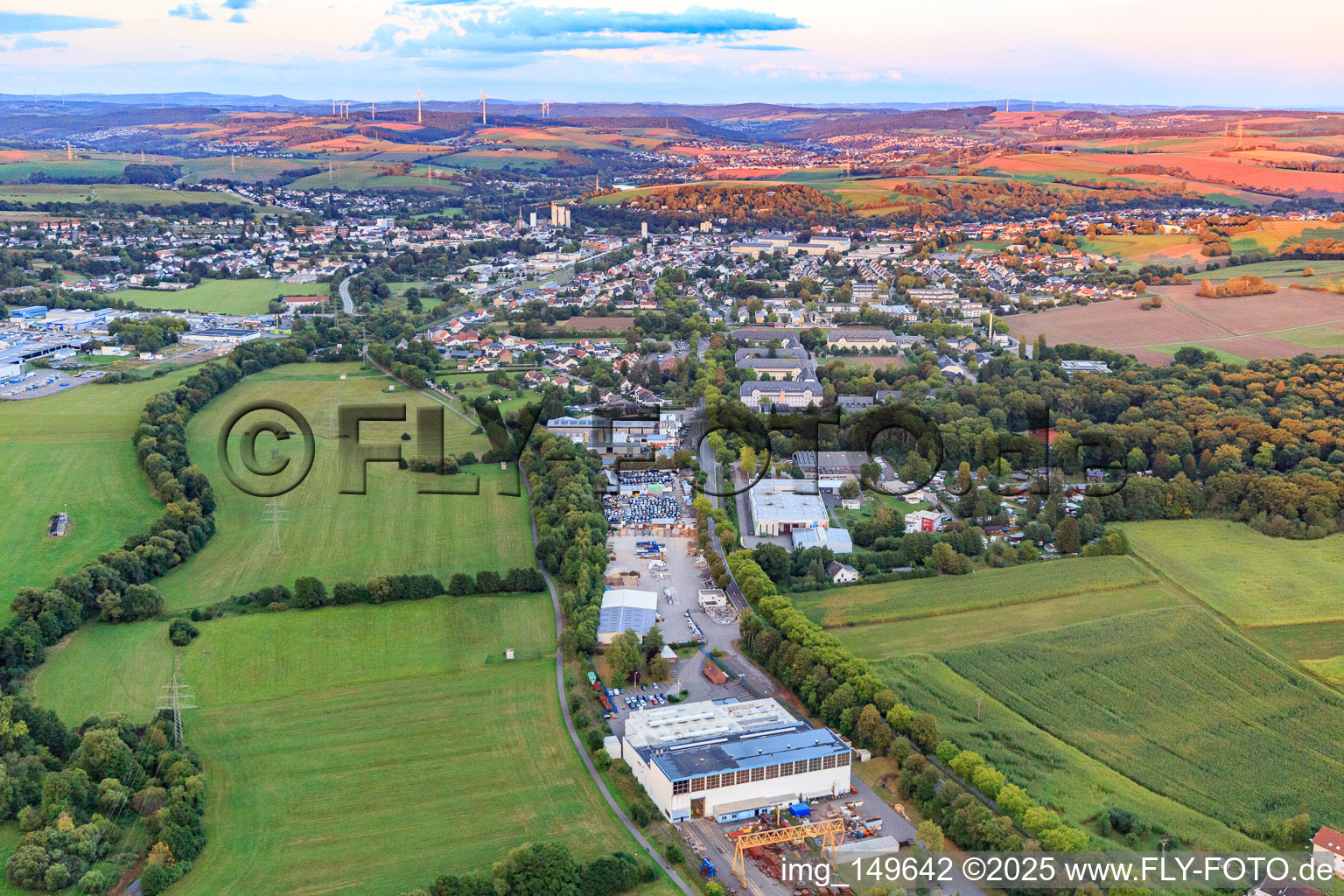 Photographie aérienne de Vue de la ville depuis l'ouest le soir à le quartier Jabach in Lebach dans le département Sarre, Allemagne