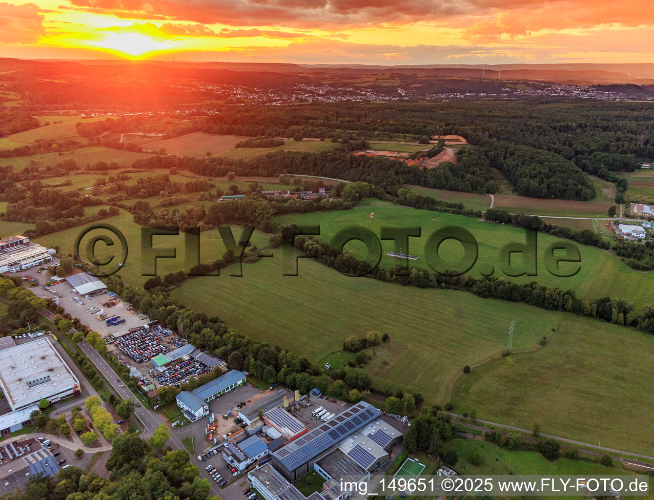 Vue aérienne de Coucher de soleil sur le site de l'événement de La Motte à Lebach dans le département Sarre, Allemagne