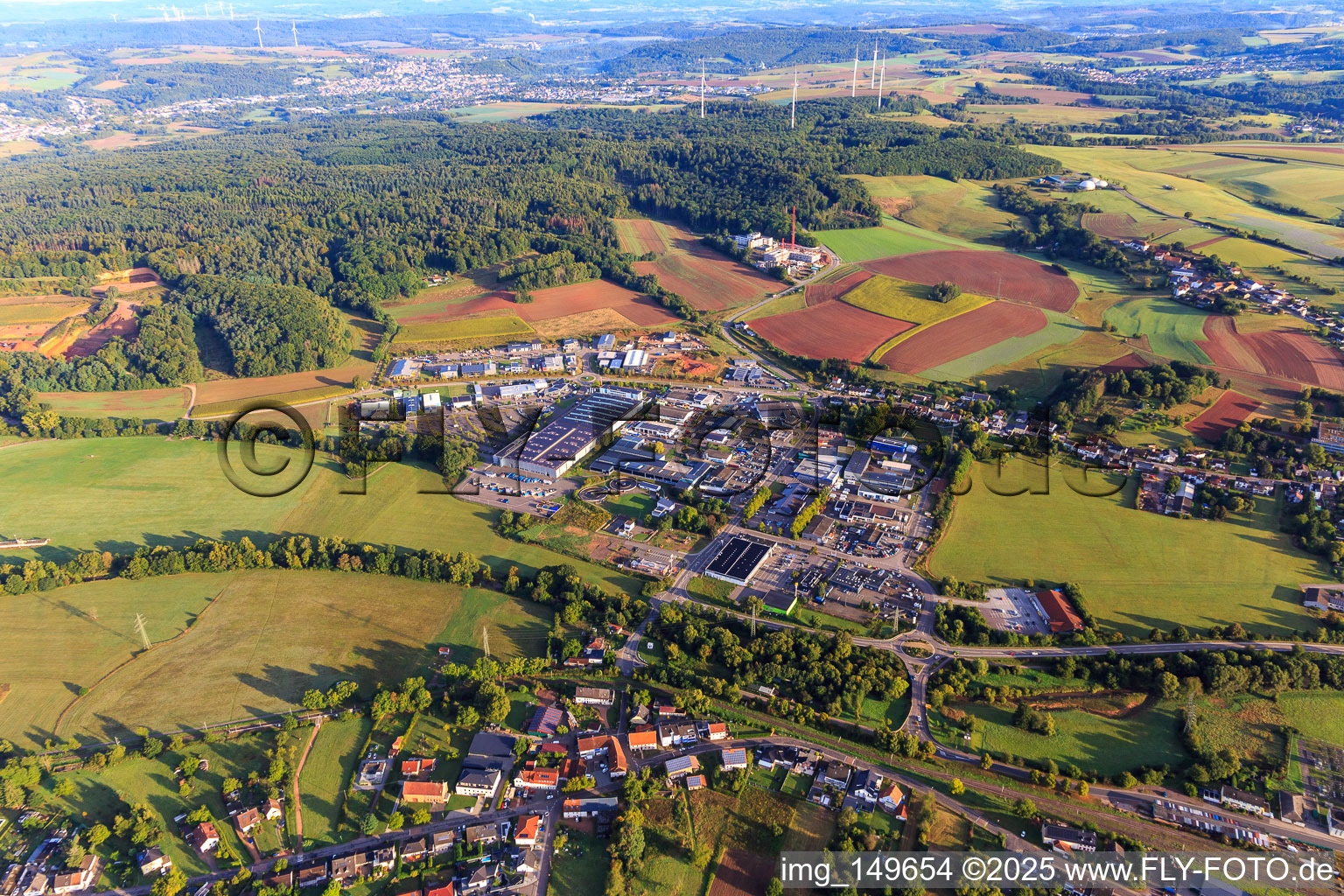 Vue aérienne de Zone industrielle de Bommersfeld avec école combinée pour les professions de la santé et des soins infirmiers et école de physiothérapie de la cusanus trägergesellschaft trier mbH à Lebach dans le département Sarre, Allemagne
