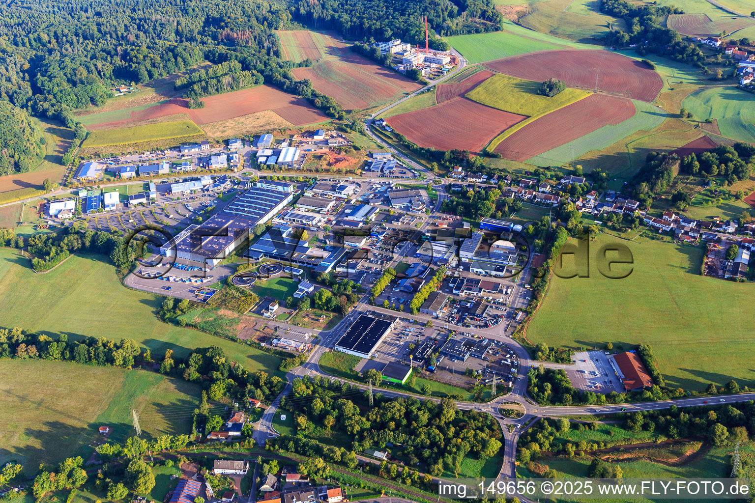 Vue aérienne de Zone industrielle de Bommersfeld avec Bastuck & Co. GmbH, école combinée pour les professions de la santé et des soins infirmiers et école de physiothérapie de la cusanus trägergesellschaft Trier mbH à Lebach dans le département Sarre, Allemagne