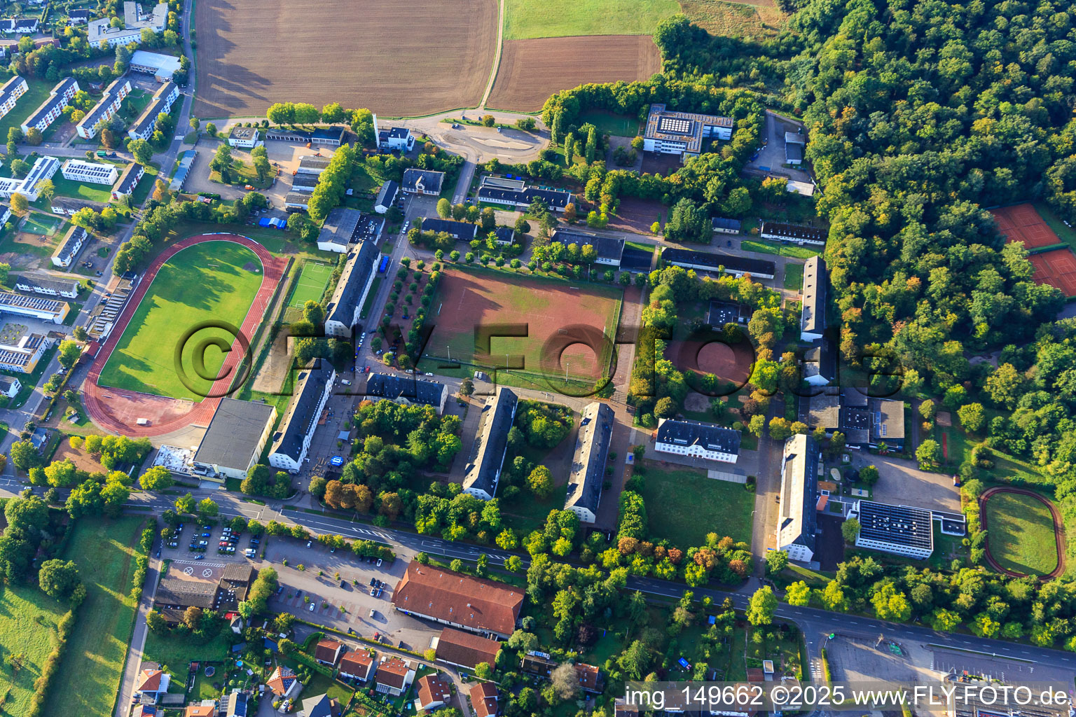 Vue aérienne de École Ruth Schaumann – École publique spécialisée avec un centre suprarégional de soutien à l'audition et à la communication, Bureau central de l'immigration dans une ancienne caserne, Écoles Nikolaus Groß – École primaire et communautaire, Centre d'éducation des adultes Lebach eV à le quartier Jabach in Lebach dans le département Sarre, Allemagne