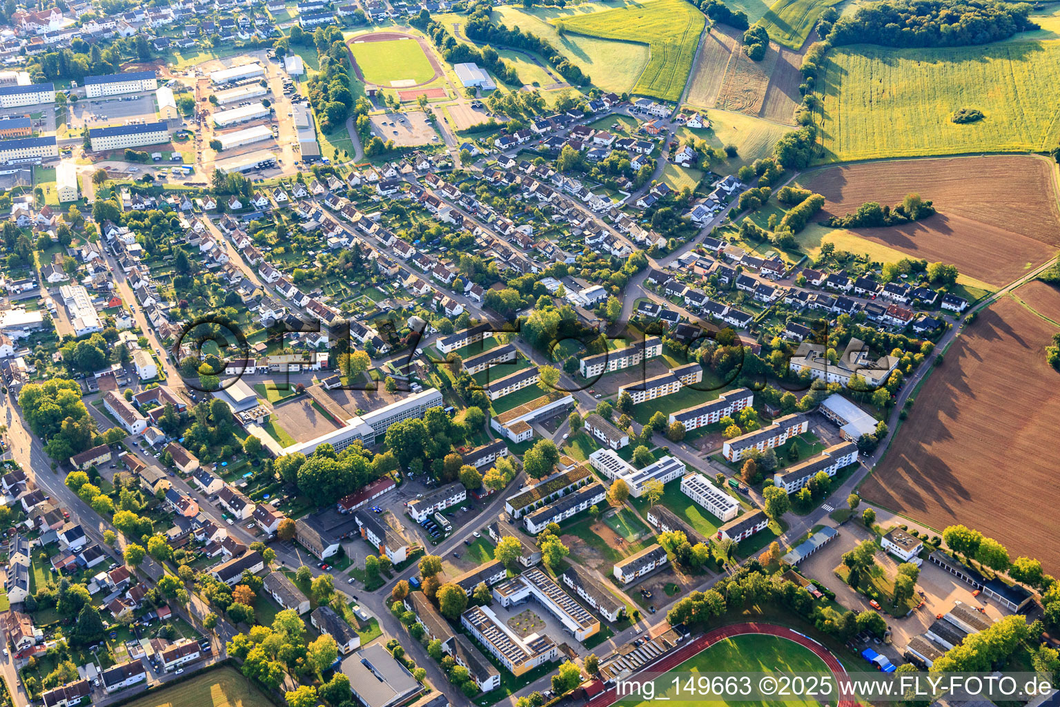 Vue aérienne de Bureau central d'immigration pour l'entrée et l'immigration qualifiée et centre de formation professionnelle Lebach à le quartier Jabach in Lebach dans le département Sarre, Allemagne