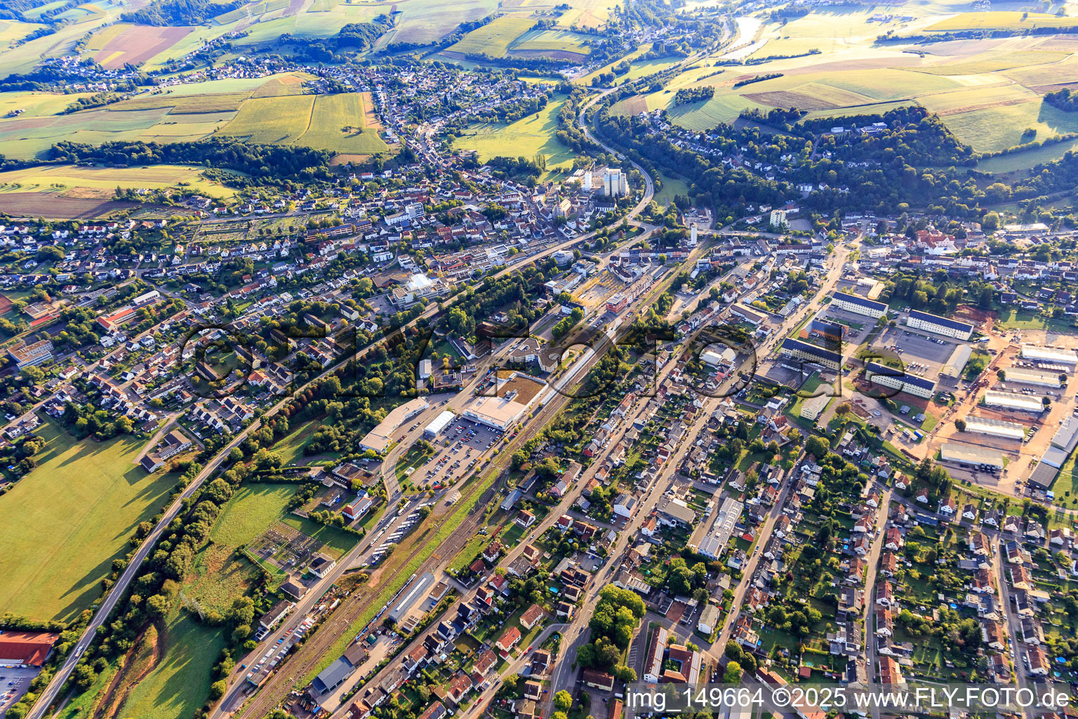 Vue aérienne de Kaufland et AWO Seniorenhaus Am Markt à la gare du centre-ville à Lebach dans le département Sarre, Allemagne