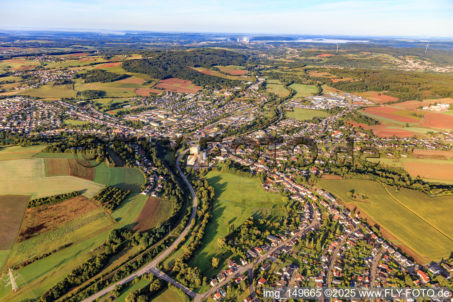 Vue aérienne de Vue d'ensemble du site depuis l'est avec Franz Juchem GmbH à Lebach dans le département Sarre, Allemagne