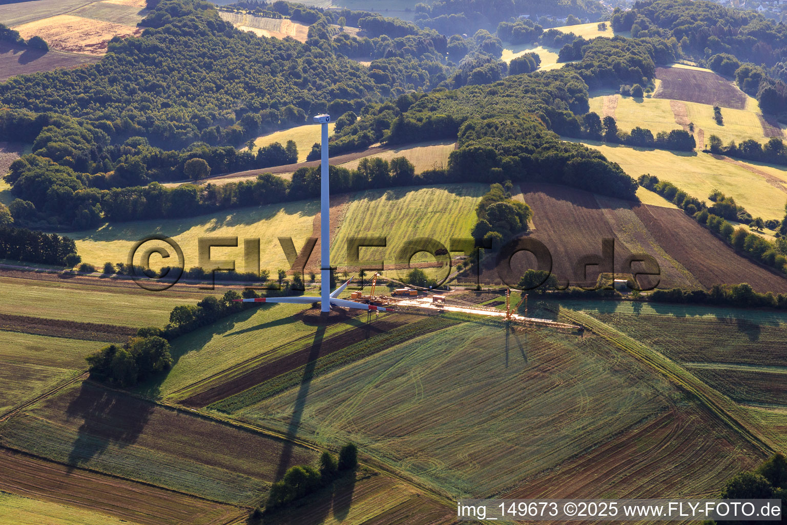 Vue aérienne de Repowering d'une éolienne avant assemblage des rotors à le quartier Sotzweiler in Tholey dans le département Sarre, Allemagne