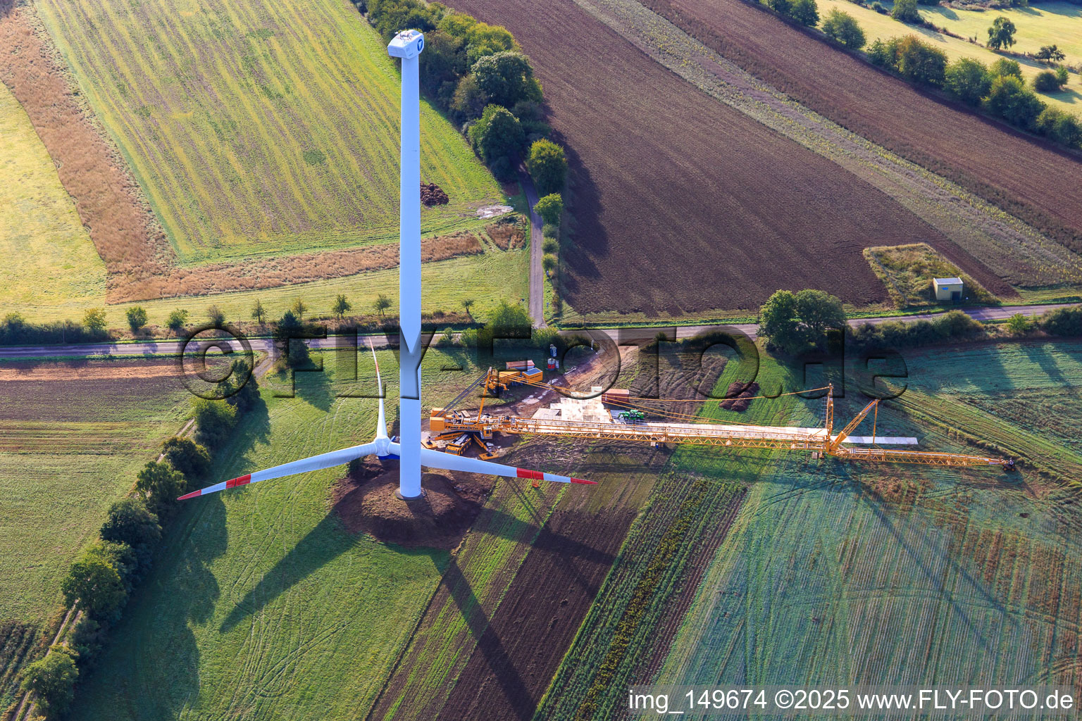 Vue aérienne de Repowering d'une éolienne avant assemblage des rotors à le quartier Sotzweiler in Tholey dans le département Sarre, Allemagne