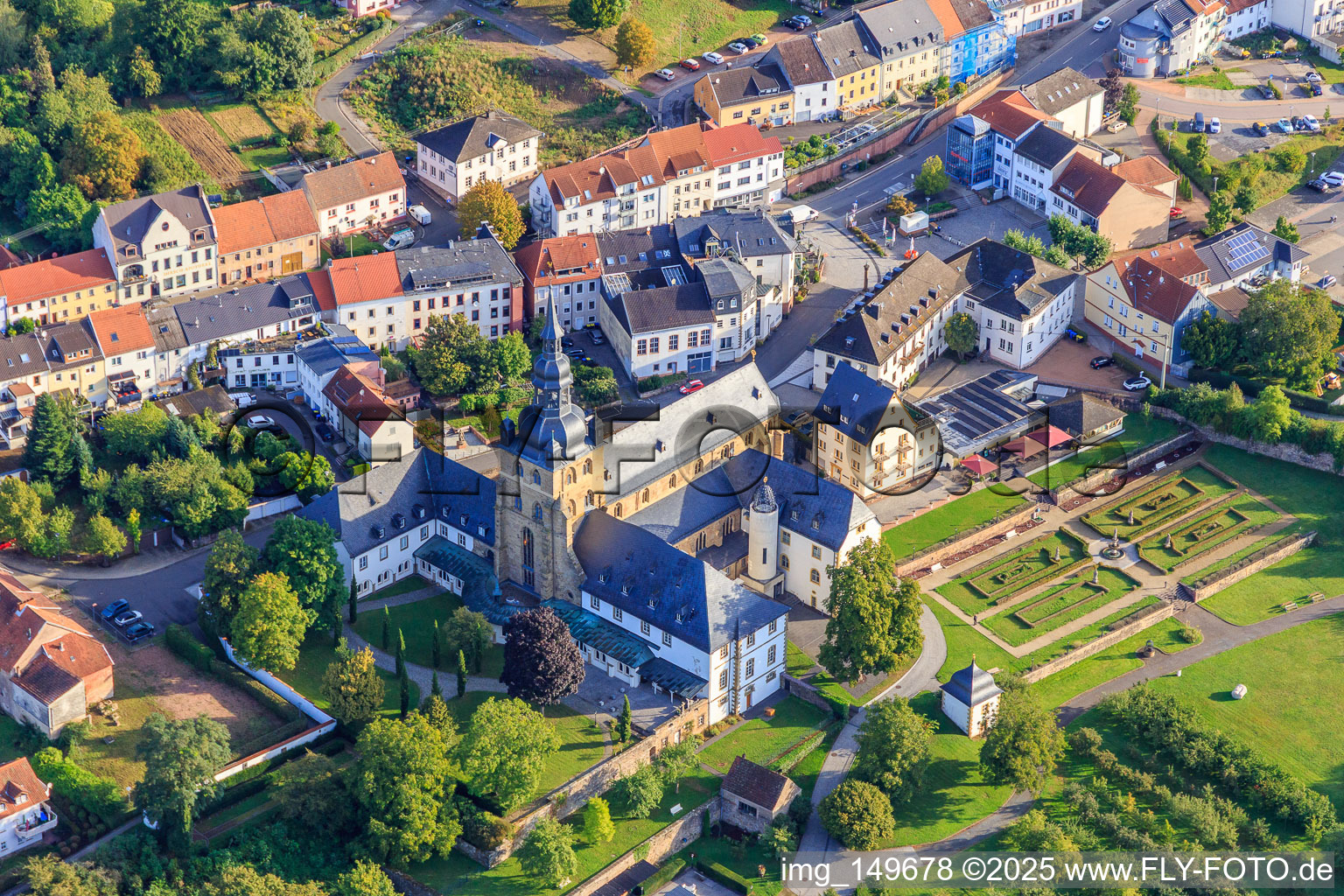 Vue aérienne de Abbaye bénédictine de Saint-Maurice Tholey avec l'église abbatiale et le jardin du monastère vus du sud-ouest à Tholey dans le département Sarre, Allemagne
