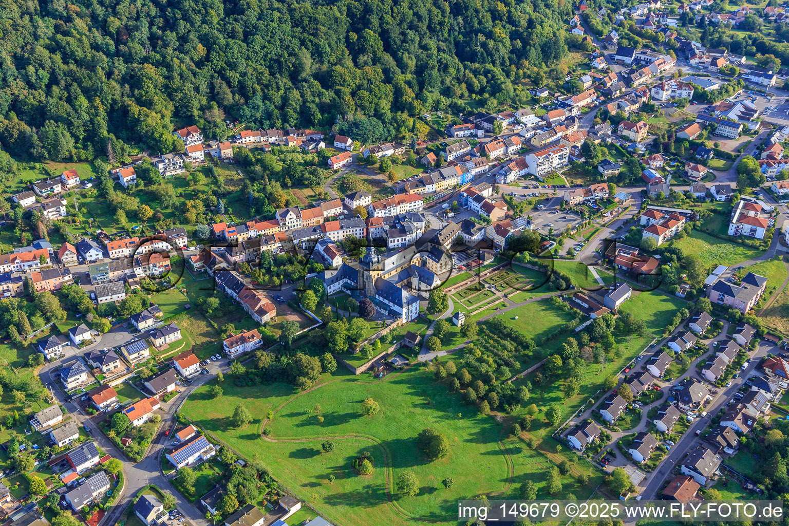 Vue aérienne de Centre-ville avec l'abbaye bénédictine de Saint-Maurice Tholey avec l'église abbatiale et le jardin du monastère du sud-ouest à Tholey dans le département Sarre, Allemagne