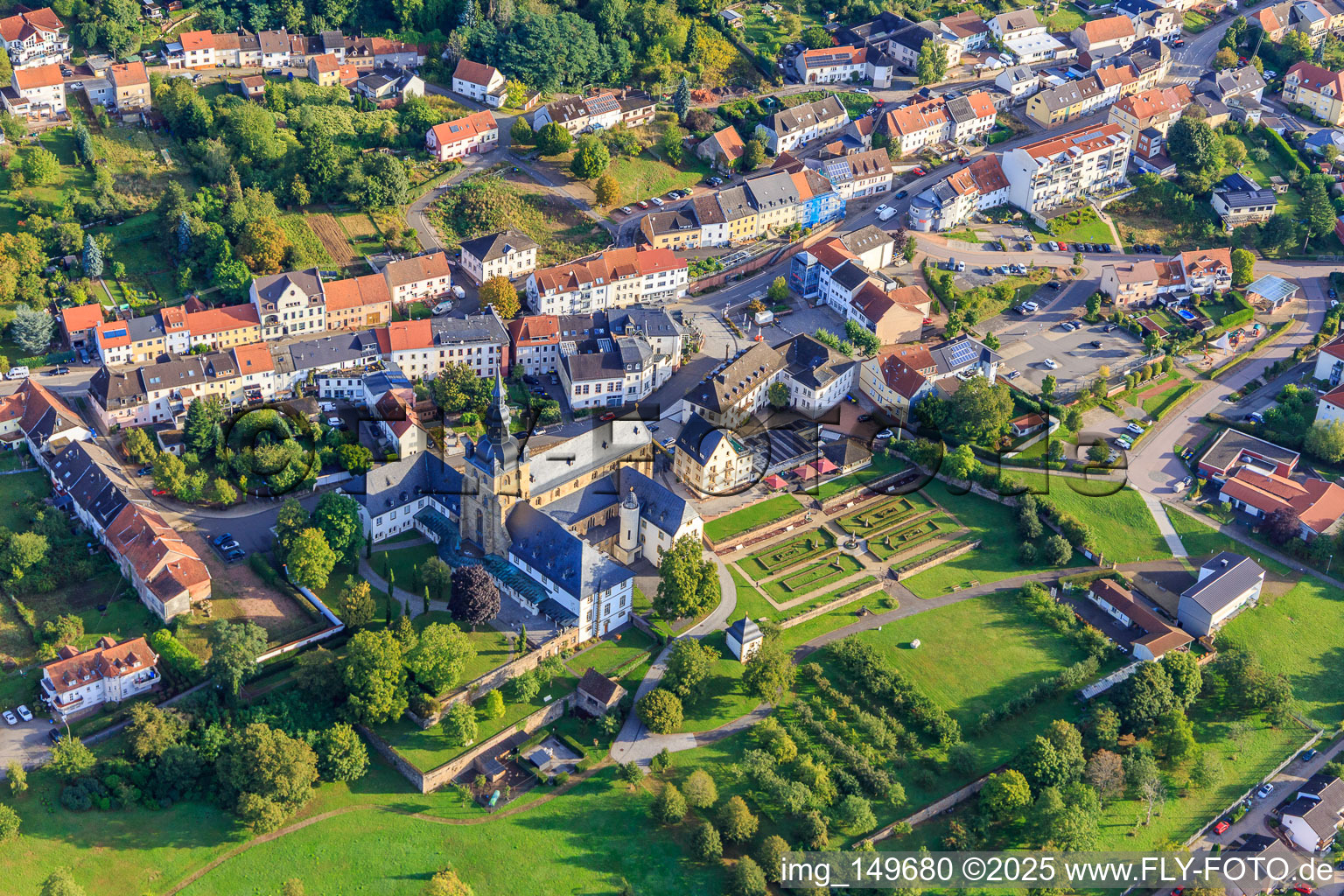 Vue aérienne de Abbaye bénédictine de Saint-Maurice Tholey avec l'église abbatiale et le jardin du monastère vus du sud-ouest à Tholey dans le département Sarre, Allemagne
