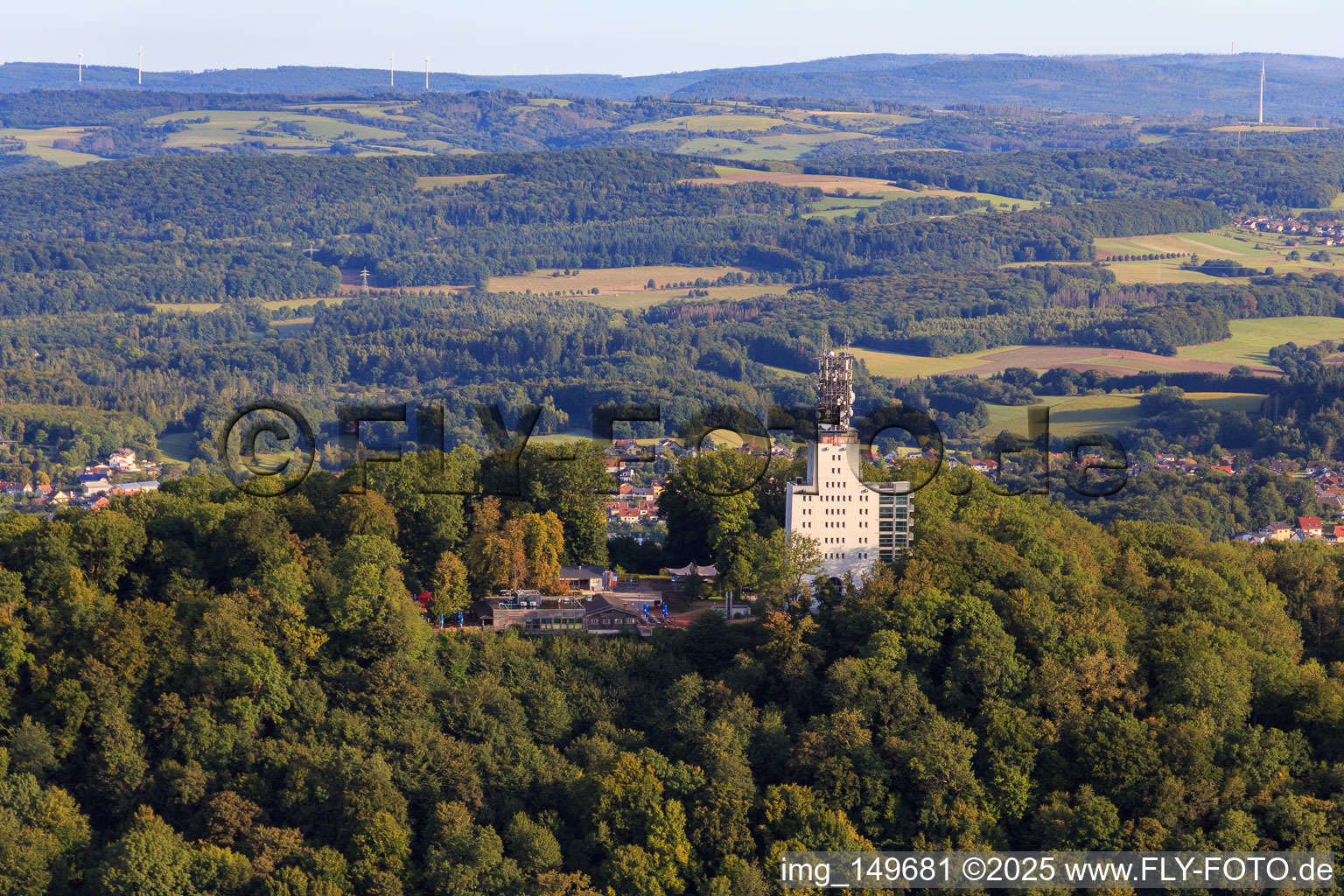 Vue aérienne de Schaumberg avec Skywalk, Schaumberg Alm et la tour d'observation et de télécommunication Schaumbergturm à Tholey dans le département Sarre, Allemagne