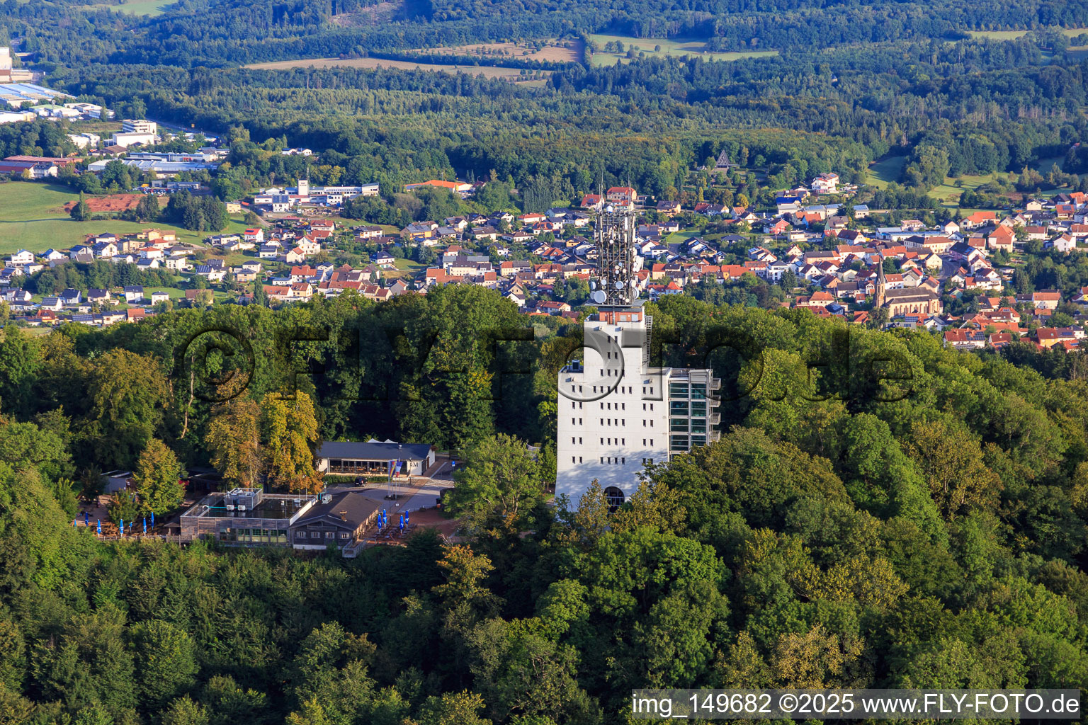 Vue aérienne de Schaumberg avec Skywalk, Schaumberg Alm et la tour d'observation et de télécommunication Schaumbergturm à Tholey dans le département Sarre, Allemagne