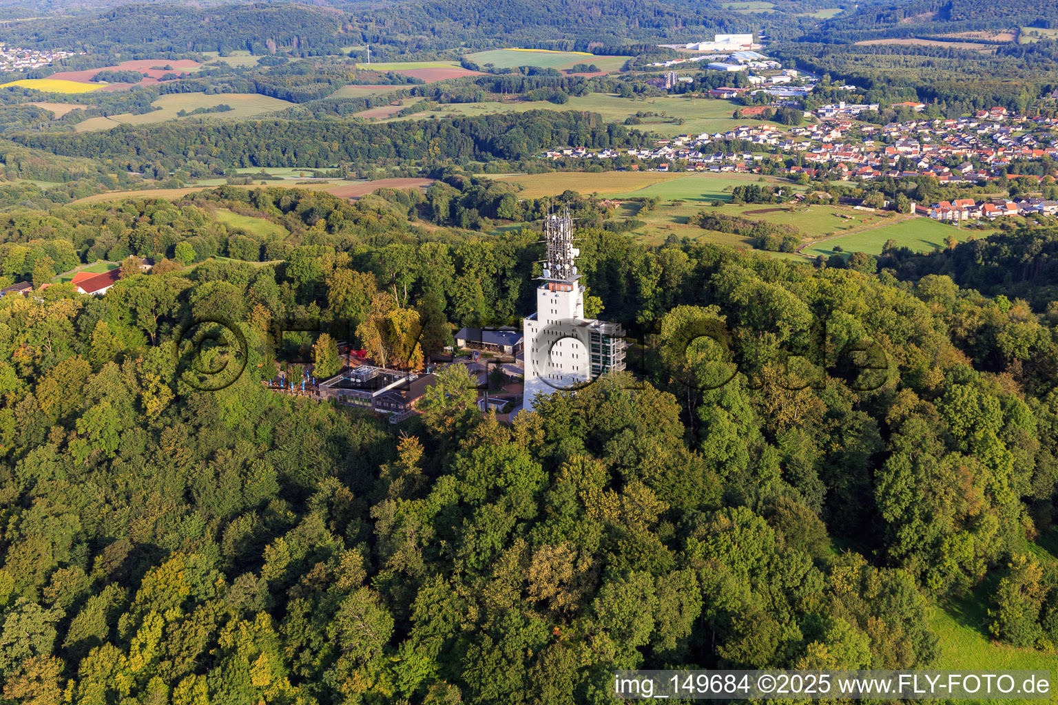 Photographie aérienne de Schaumberg avec Skywalk, Schaumberg Alm et la tour d'observation et de télécommunication Schaumbergturm à Tholey dans le département Sarre, Allemagne