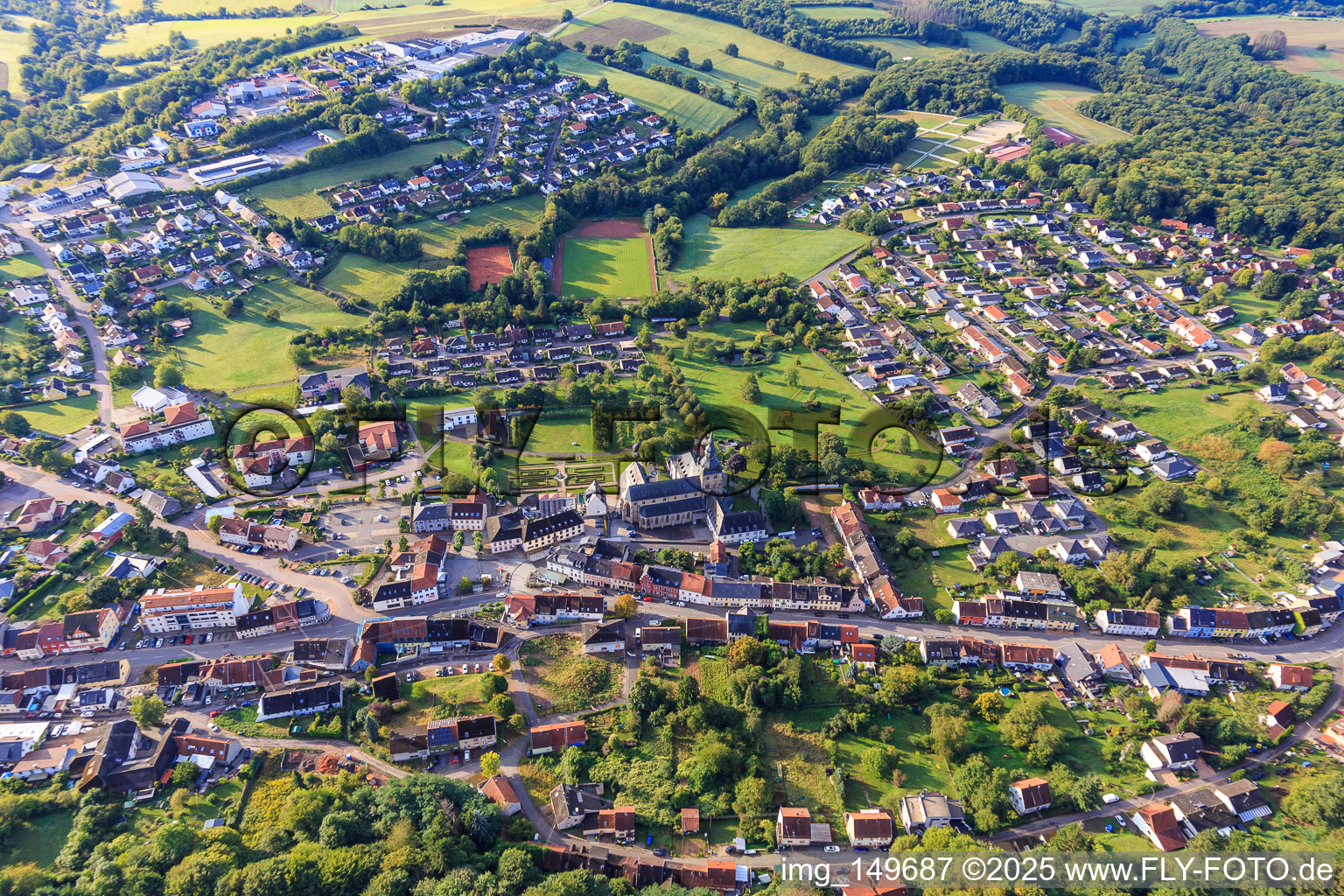 Vue aérienne de Centre-ville avec l'abbaye bénédictine de Saint-Maurice Tholey avec l'église abbatiale et le jardin du monastère vus du nord à Tholey dans le département Sarre, Allemagne