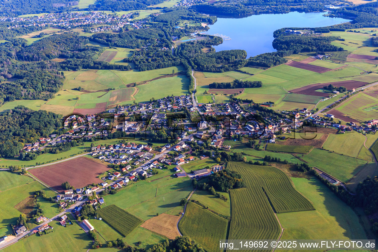 Vue aérienne de Vue du village depuis le sud-ouest devant le biotope du lac de Bostal à le quartier Neunkirchen in Nohfelden dans le département Sarre, Allemagne