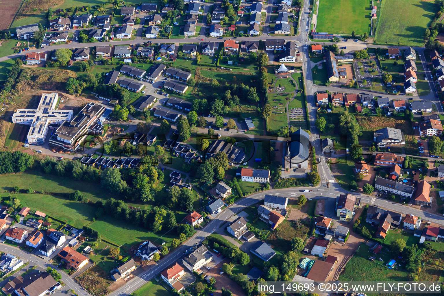 Vue aérienne de Centre pour personnes âgées Caritas Haus am See, église et cimetière Saint-Martin à le quartier Neunkirchen in Nohfelden dans le département Sarre, Allemagne