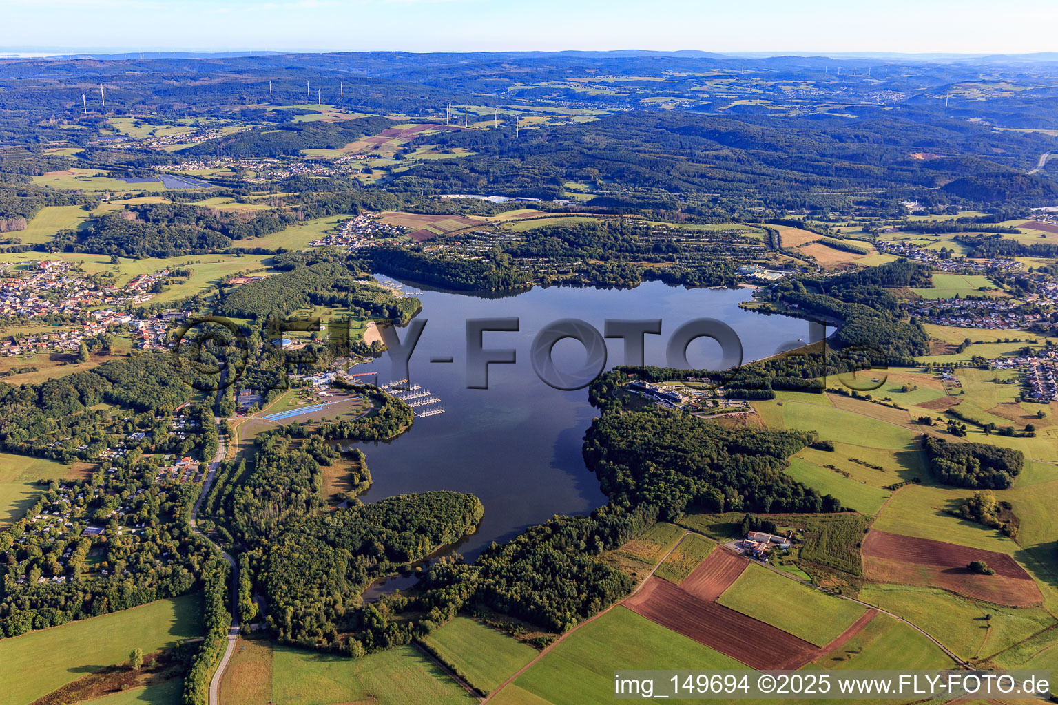 Vue aérienne de Biotope du lac de Bostal vu du sud-ouest à le quartier Bosen in Nohfelden dans le département Sarre, Allemagne