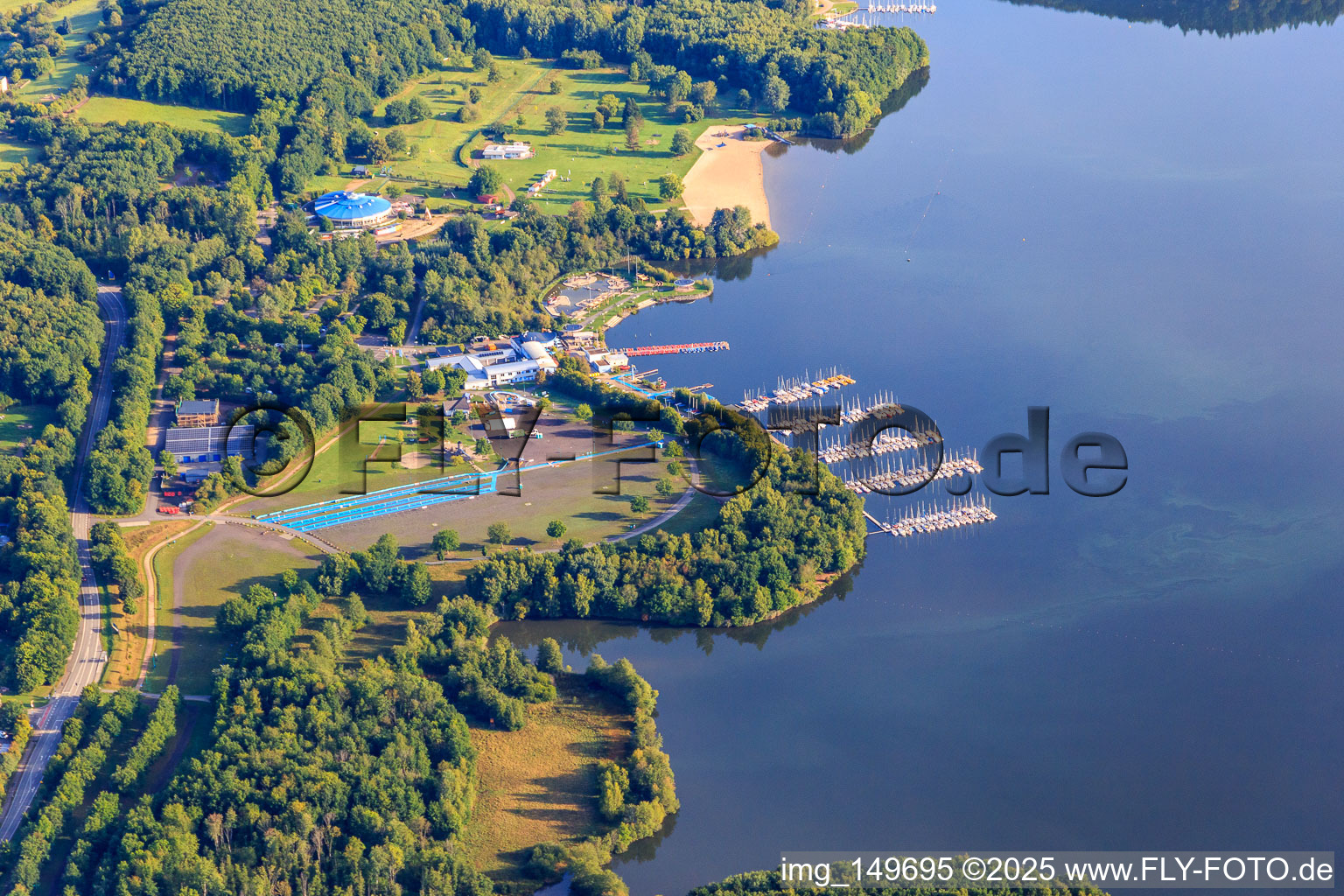 Vue aérienne de Jetée au lac Bostalsee de l'école de voile SALT à le quartier Bosen in Nohfelden dans le département Sarre, Allemagne