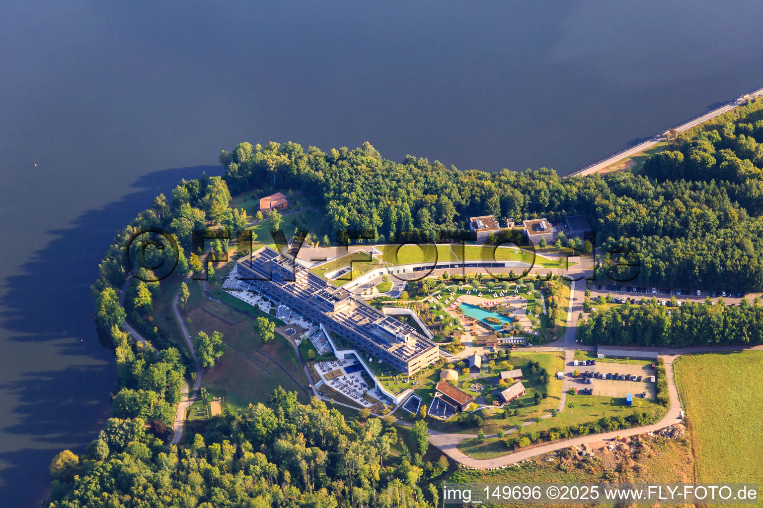 Vue aérienne de Seezeitlodge Hotel&SPA à Bostalsee à le quartier Gonnesweiler in Nohfelden dans le département Sarre, Allemagne