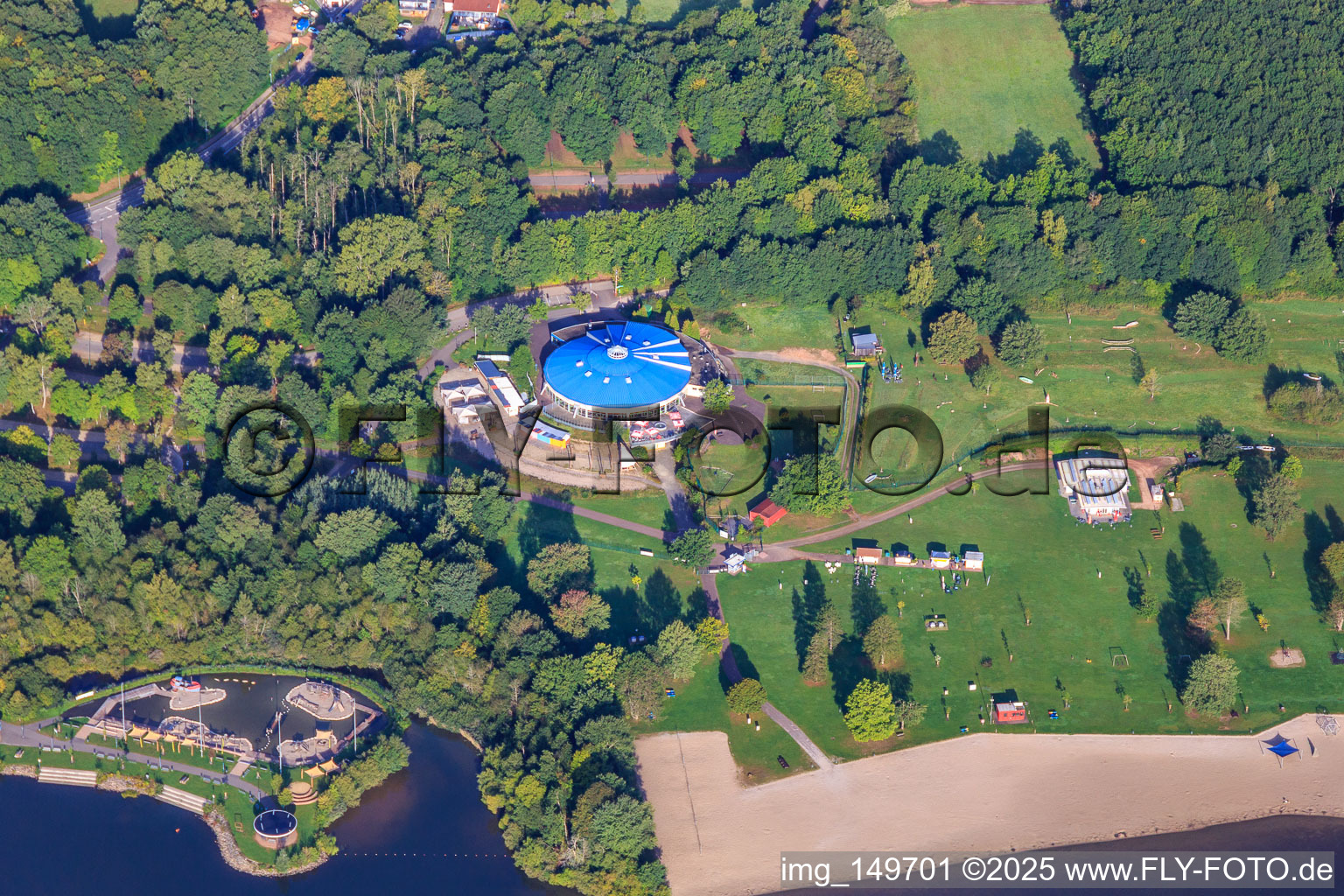 Vue aérienne de Aire de jeux intérieure Bosiland – Markus Riotte GmbH à Bostalsee à le quartier Bosen in Nohfelden dans le département Sarre, Allemagne