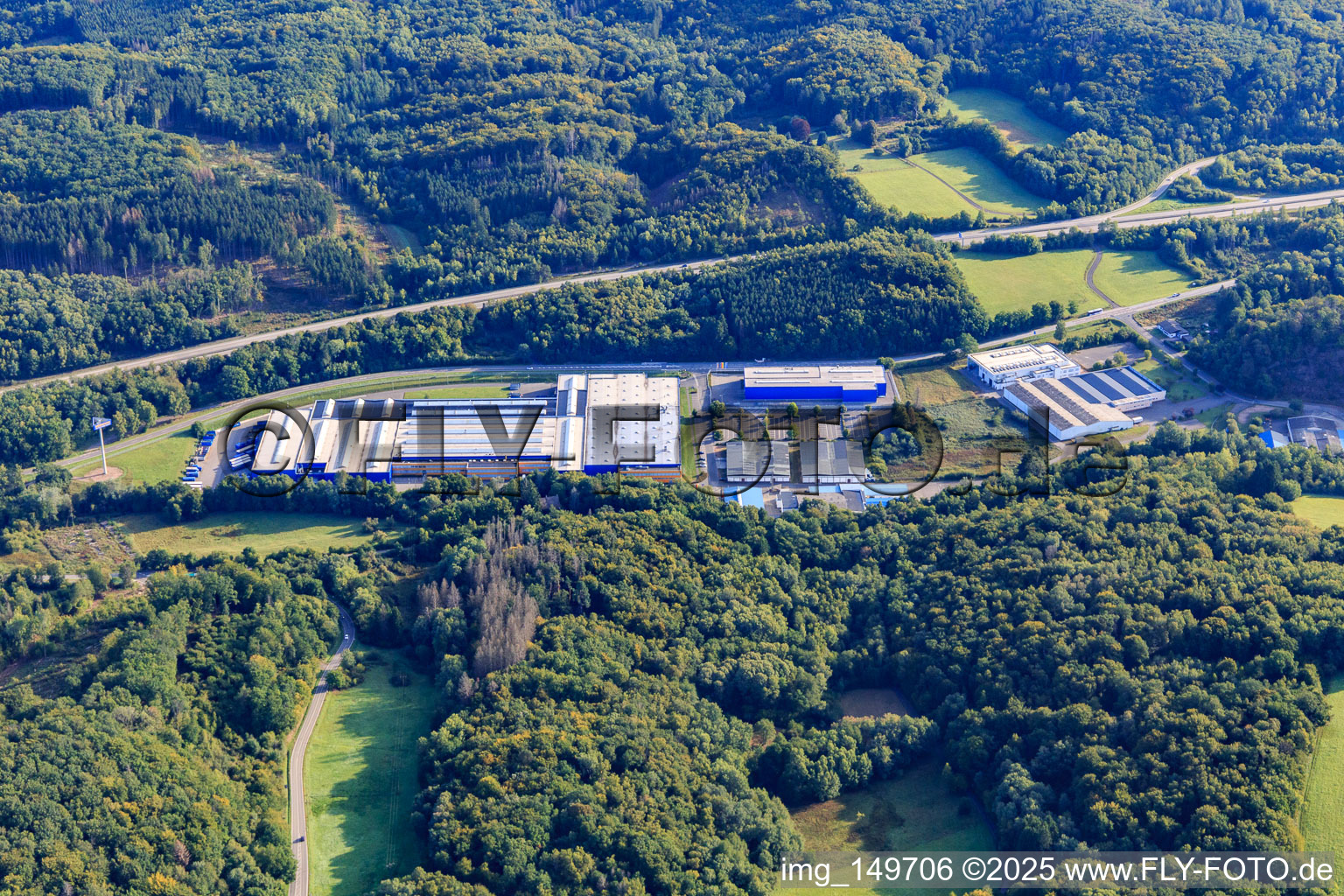 Vue aérienne de Zone industrielle à d. Bruchwiese avec Hörmann KG Eckelhausen, WELLGO technologie d'appareils/fabrication d'outils et pièces moulées par injection GmbH et entreprise de construction Wittig GmbH à le quartier Eckelhausen in Nohfelden dans le département Sarre, Allemagne