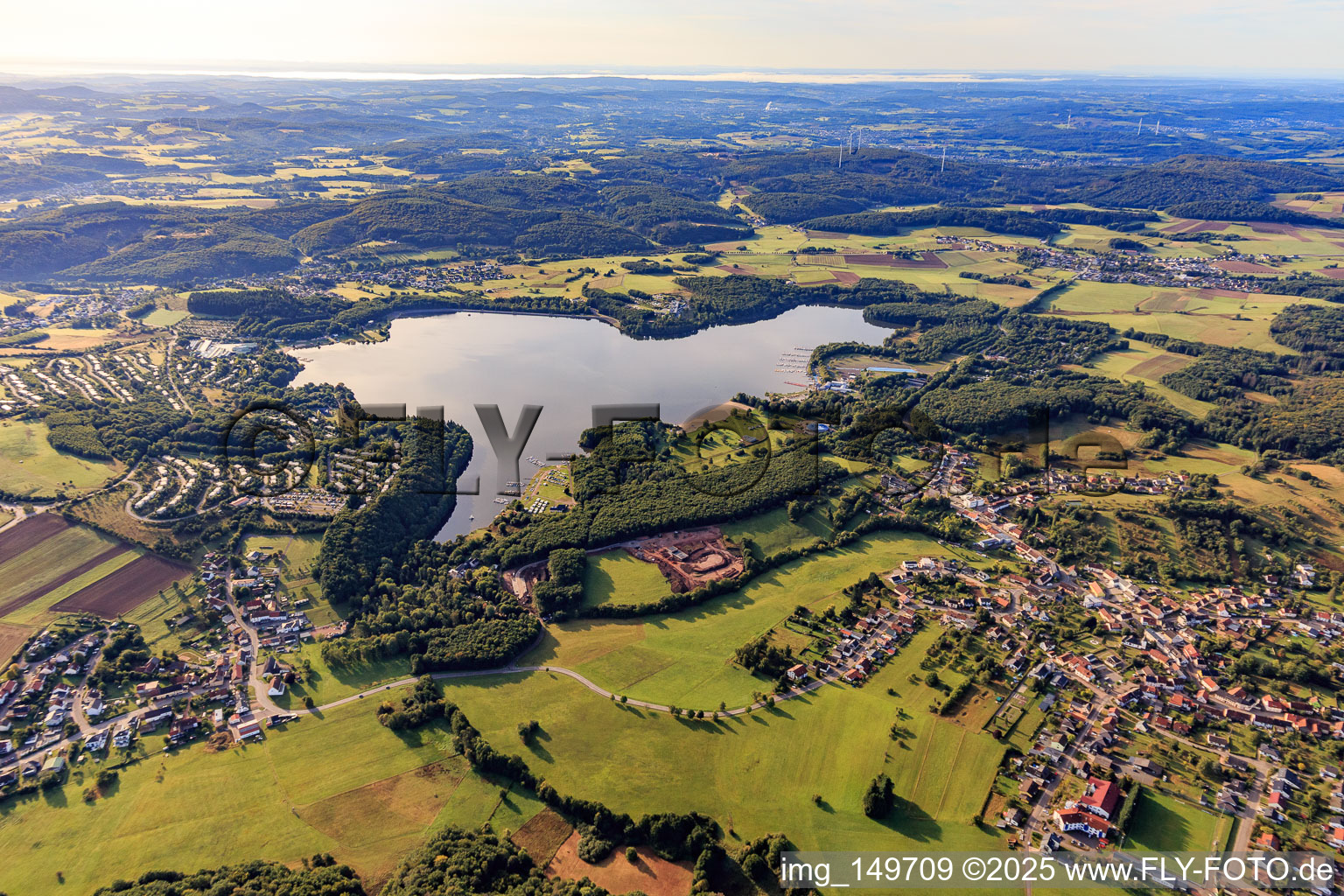 Vue aérienne de Biotope du lac de Bostal vu du nord à le quartier Bosen in Nohfelden dans le département Sarre, Allemagne