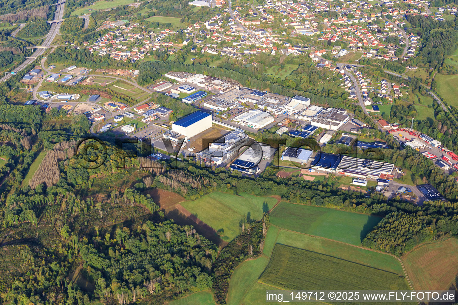 Vue aérienne de Zone industrielle de Söterberg avec le centre de distribution Original Wagner Pizza GmbH, Schuster-Engineering GmbH à le quartier Otzenhausen in Nonnweiler dans le département Sarre, Allemagne