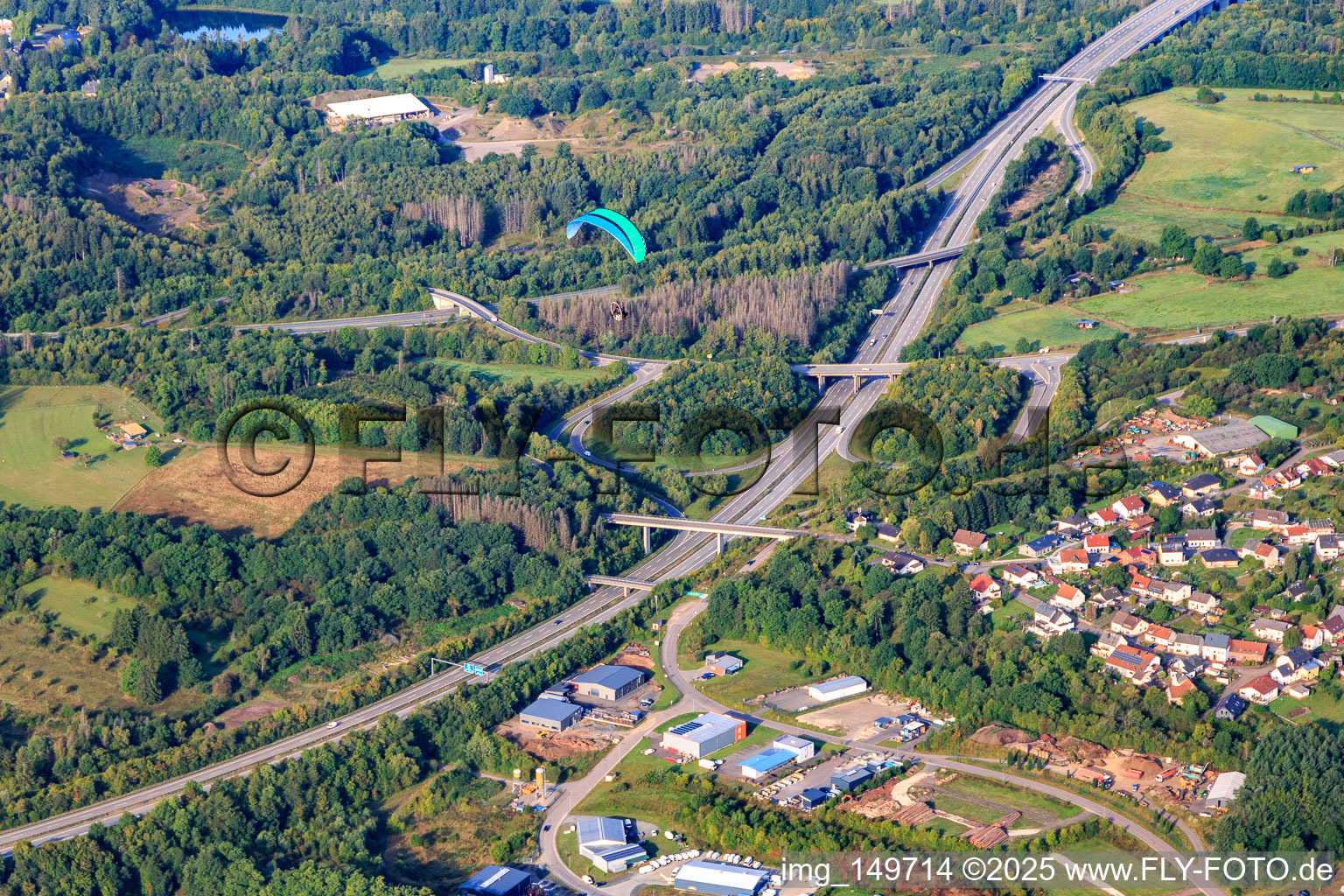Vue aérienne de Jonction d'autoroute d'Othenhausen sur l'A62 vers la B2 à le quartier Otzenhausen in Nonnweiler dans le département Sarre, Allemagne
