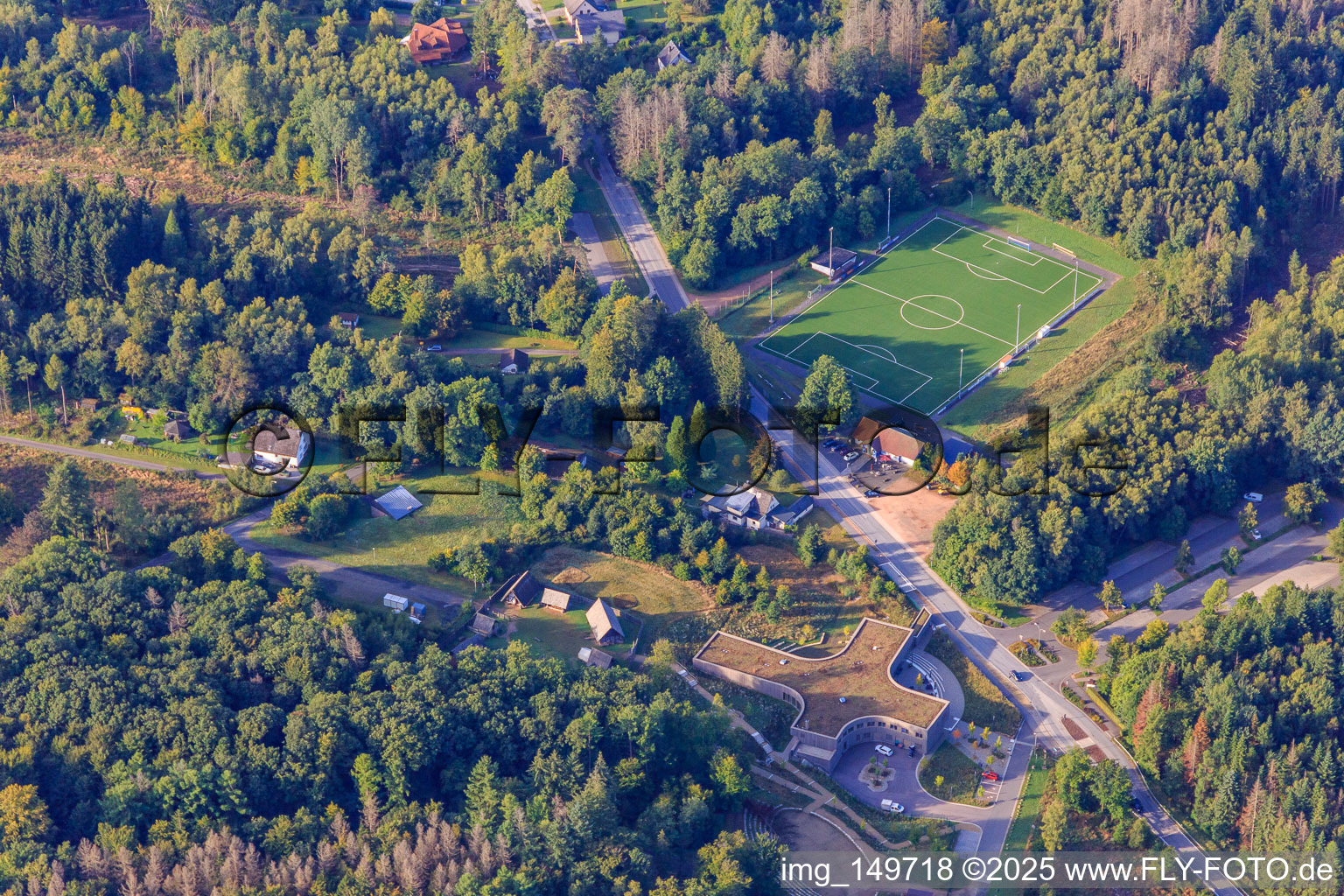 Vue aérienne de Porte du parc national et centre d'accueil des visiteurs KELTENPARK et Hochwaldcelten - Village celtique ainsi que terrain de sport des Celtic Bulls et du VfR Otzenhausen à le quartier Otzenhausen in Nonnweiler dans le département Sarre, Allemagne
