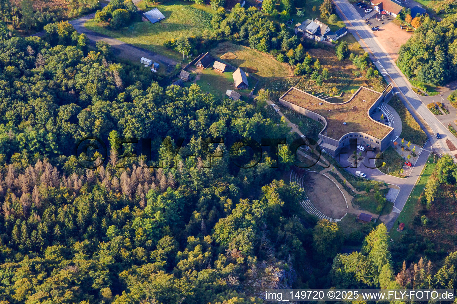 Vue aérienne de Porte du parc national et centre d'accueil des visiteurs KELTENPARK et Hochwaldcelten - Village celtique à le quartier Otzenhausen in Nonnweiler dans le département Sarre, Allemagne