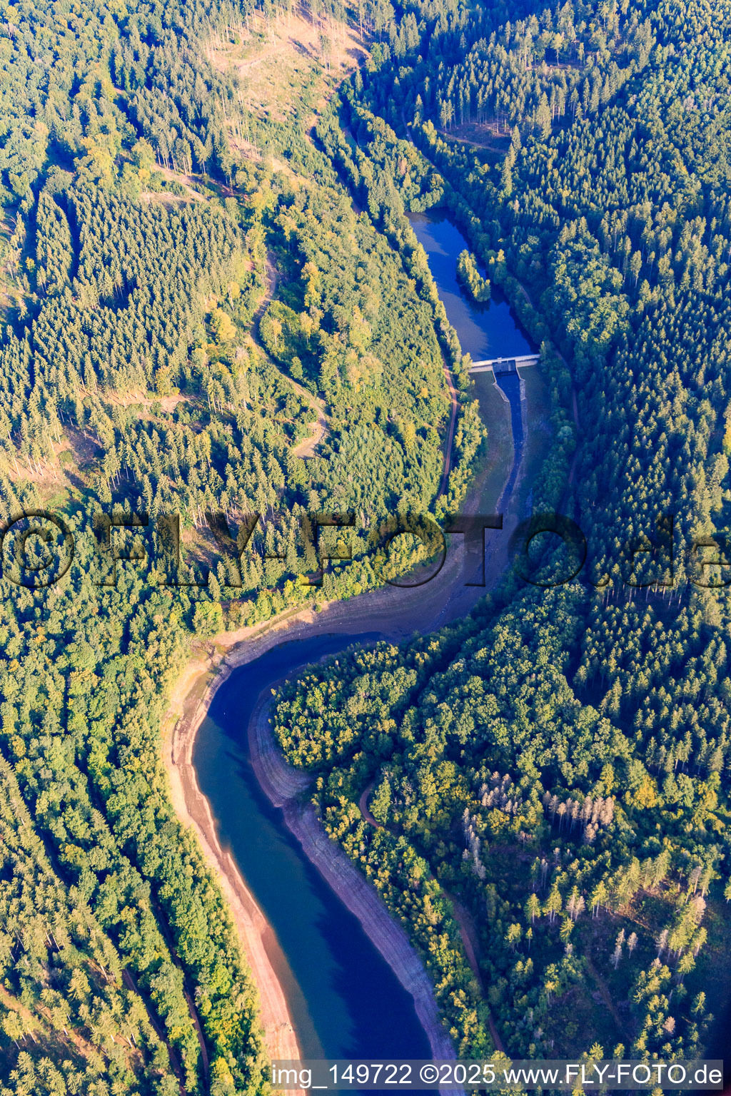 Vue aérienne de Cours de la Prims comme affluent du barrage de Nonnweiler à Züsch dans le département Rhénanie-Palatinat, Allemagne