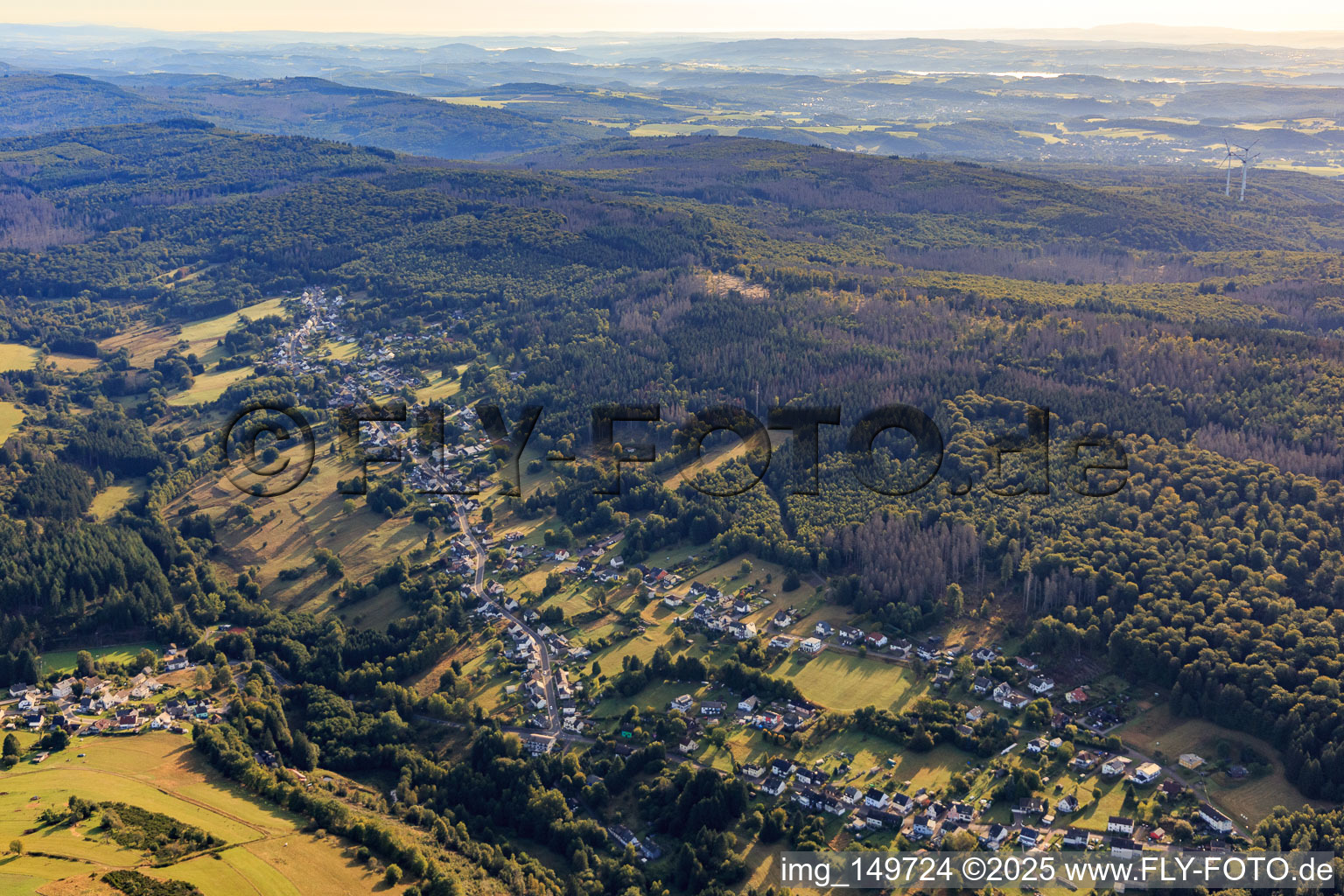 Vue aérienne de Du sud-ouest à le quartier Zinsershütten in Neuhütten dans le département Rhénanie-Palatinat, Allemagne