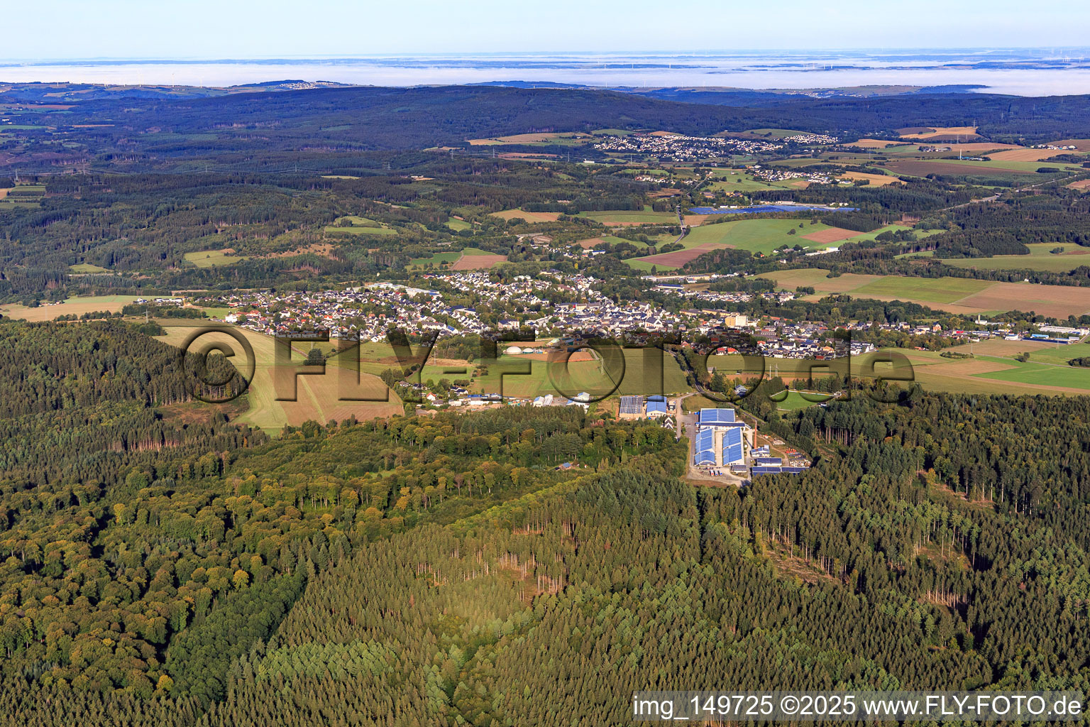 Vue aérienne de Vue de la ville depuis le sud-est avec Quattrum Global Logistics GmbH à Hermeskeil dans le département Rhénanie-Palatinat, Allemagne