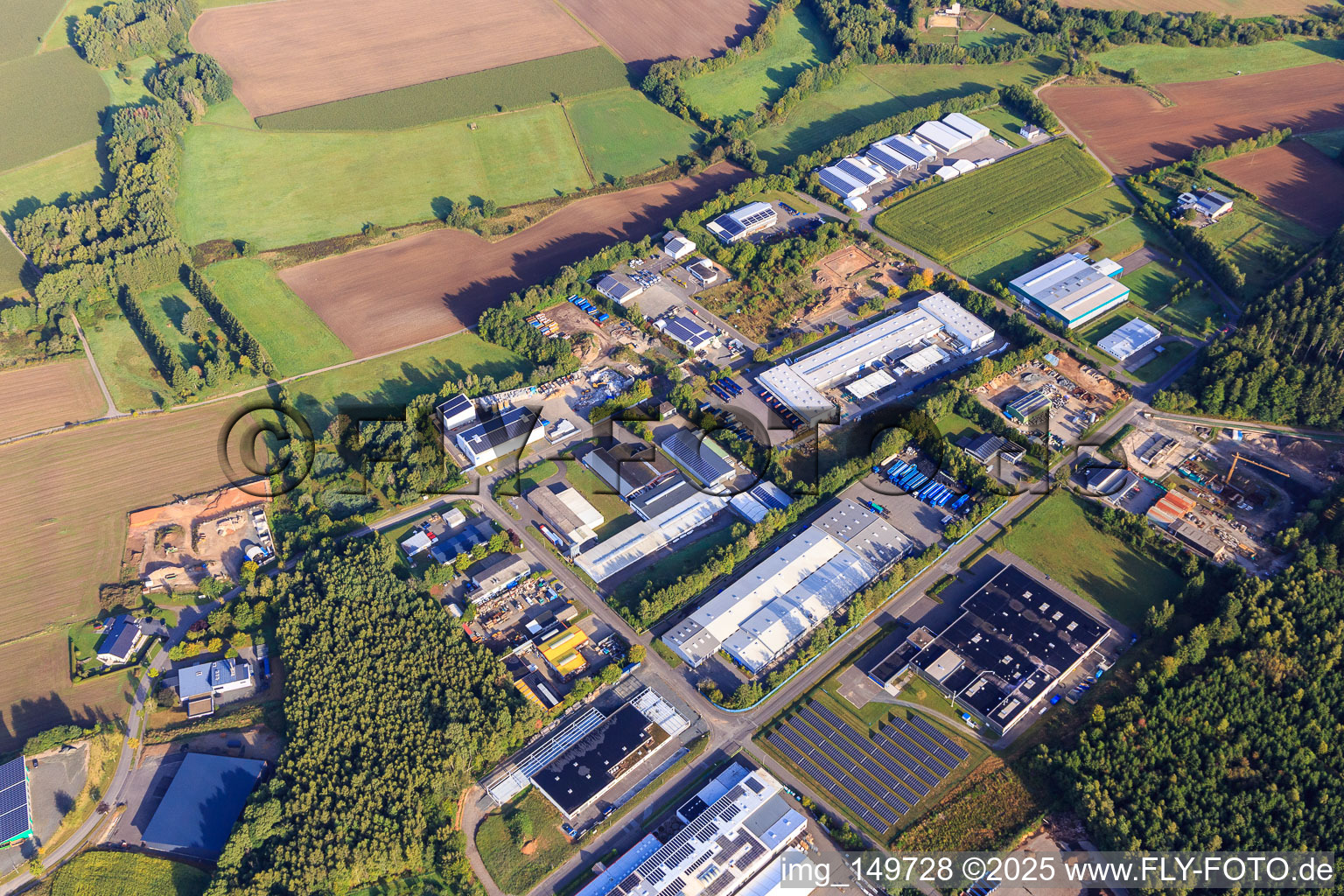 Vue aérienne de Parc industriel et commercial de Grafenwald avec Rüggeberg GmbH & Co. KG, août, Eu-Rec GmbH et PaX Fenster Hermeskeil GmbH à Hermeskeil dans le département Rhénanie-Palatinat, Allemagne