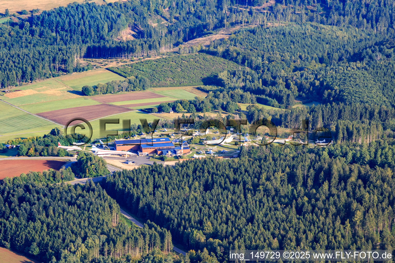 Vue aérienne de Exposition de vol du Musée de l'aviation P. Junior à le quartier Abtei in Hermeskeil dans le département Rhénanie-Palatinat, Allemagne