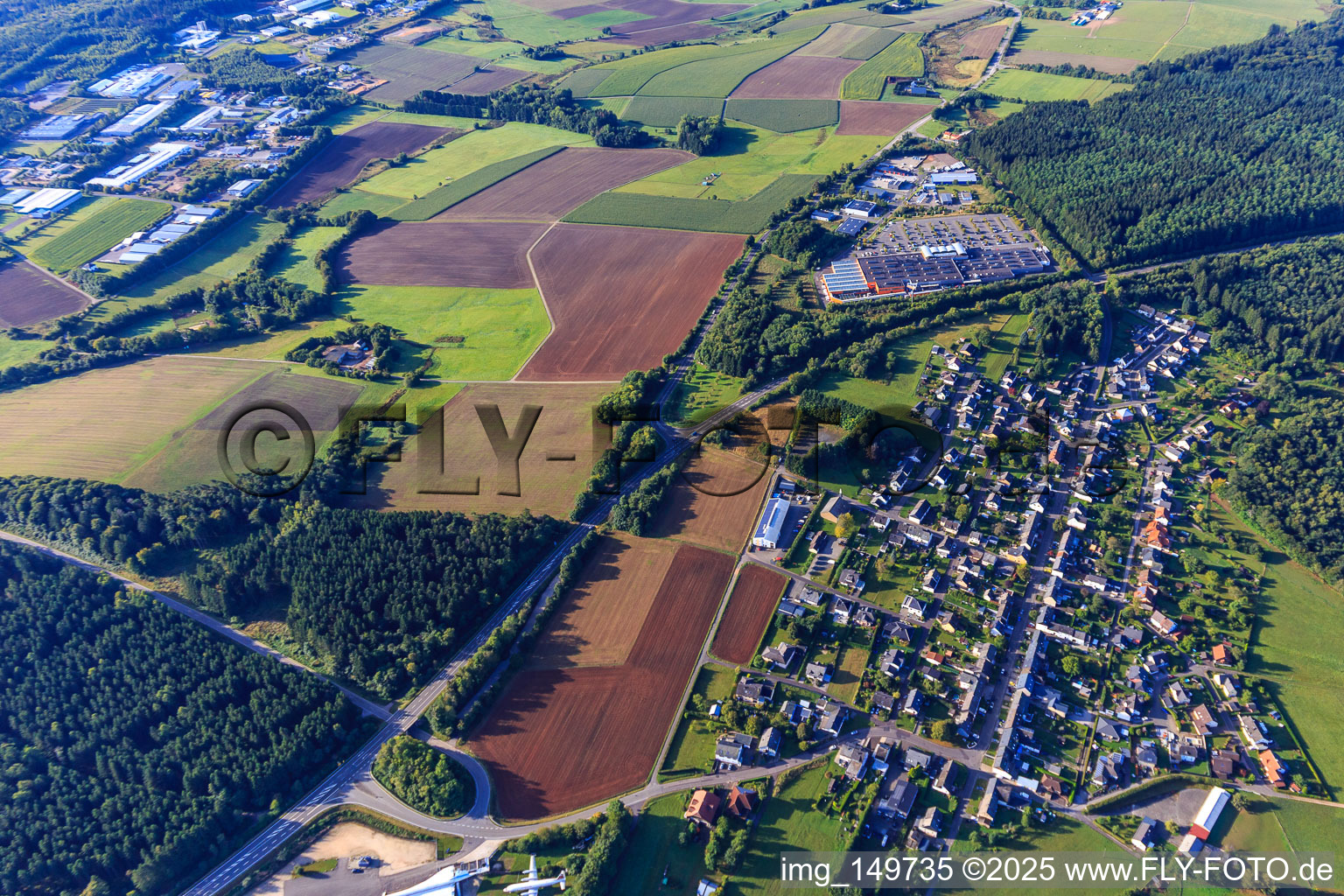 Vue aérienne de Vue du nord-est avec Kaufland Hermeskeil et la quincaillerie Globus dans le parc d'activités Römerstr à le quartier Abtei in Hermeskeil dans le département Rhénanie-Palatinat, Allemagne