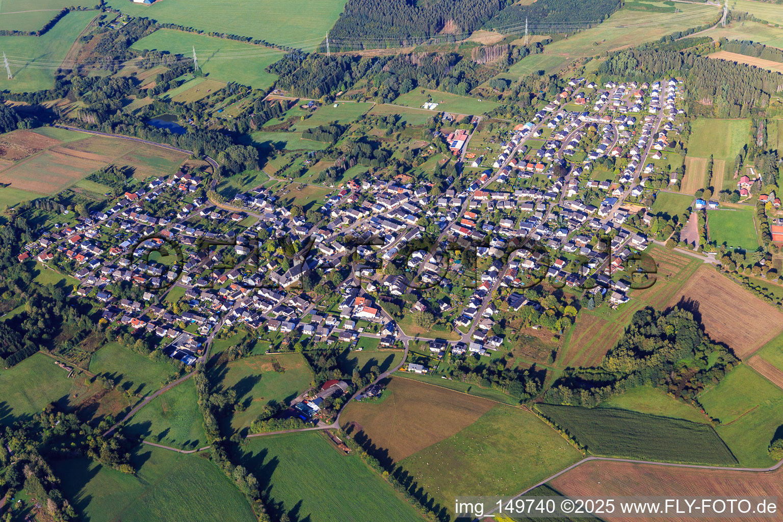 Vue aérienne de Vue d'ensemble de la ville depuis l'est à Gusenburg dans le département Rhénanie-Palatinat, Allemagne