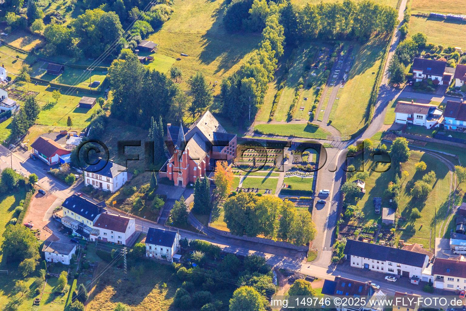 Vue aérienne de Église catholique « Sacré-Cœur » de Kostenbach à le quartier Oberlöstern in Wadern dans le département Sarre, Allemagne