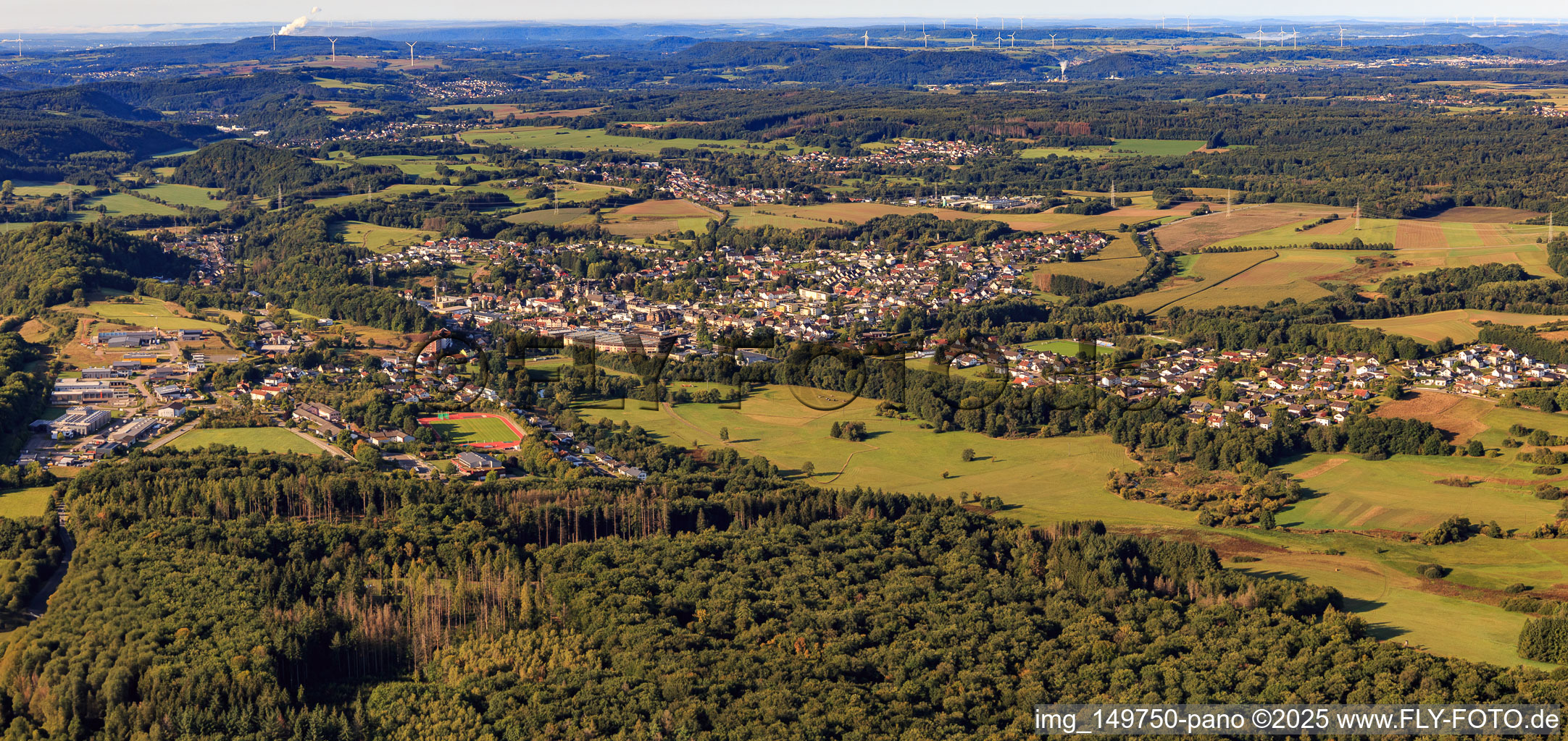 Vue aérienne de Panorama de la ville depuis le nord à Wadern dans le département Sarre, Allemagne
