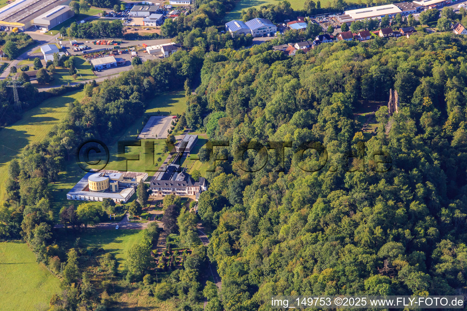 Vue aérienne de Château Dagstuhl avec le Centre Leibniz d'informatique. Jardin du château et chapelle sous les ruines et les fondations du château Dagstuhl, dans la forêt. à le quartier Dagstuhl in Wadern dans le département Sarre, Allemagne