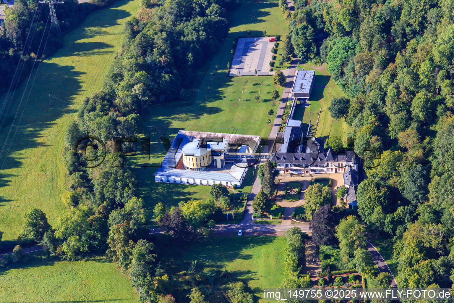 Vue aérienne de Château Dagstuhl avec le Centre Leibniz d'informatique, le jardin du château et la chapelle du château à le quartier Dagstuhl in Wadern dans le département Sarre, Allemagne