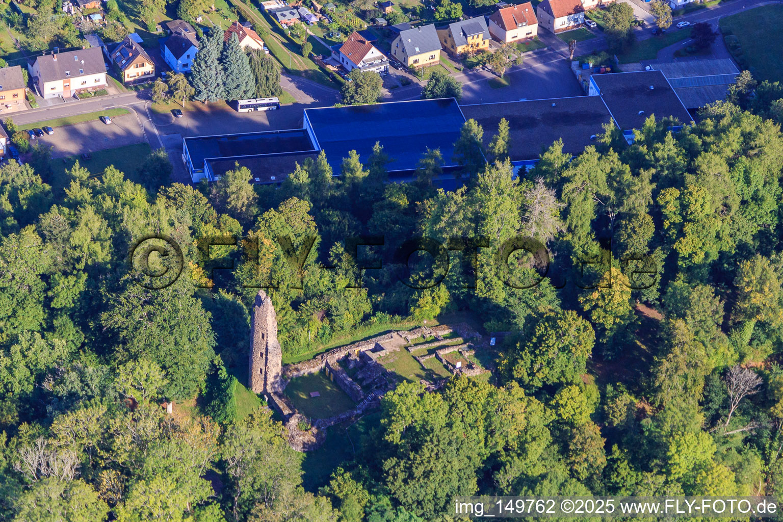 Vue oblique de Ruines et fondations du château Dagstuhl dans la forêt à le quartier Dagstuhl in Wadern dans le département Sarre, Allemagne