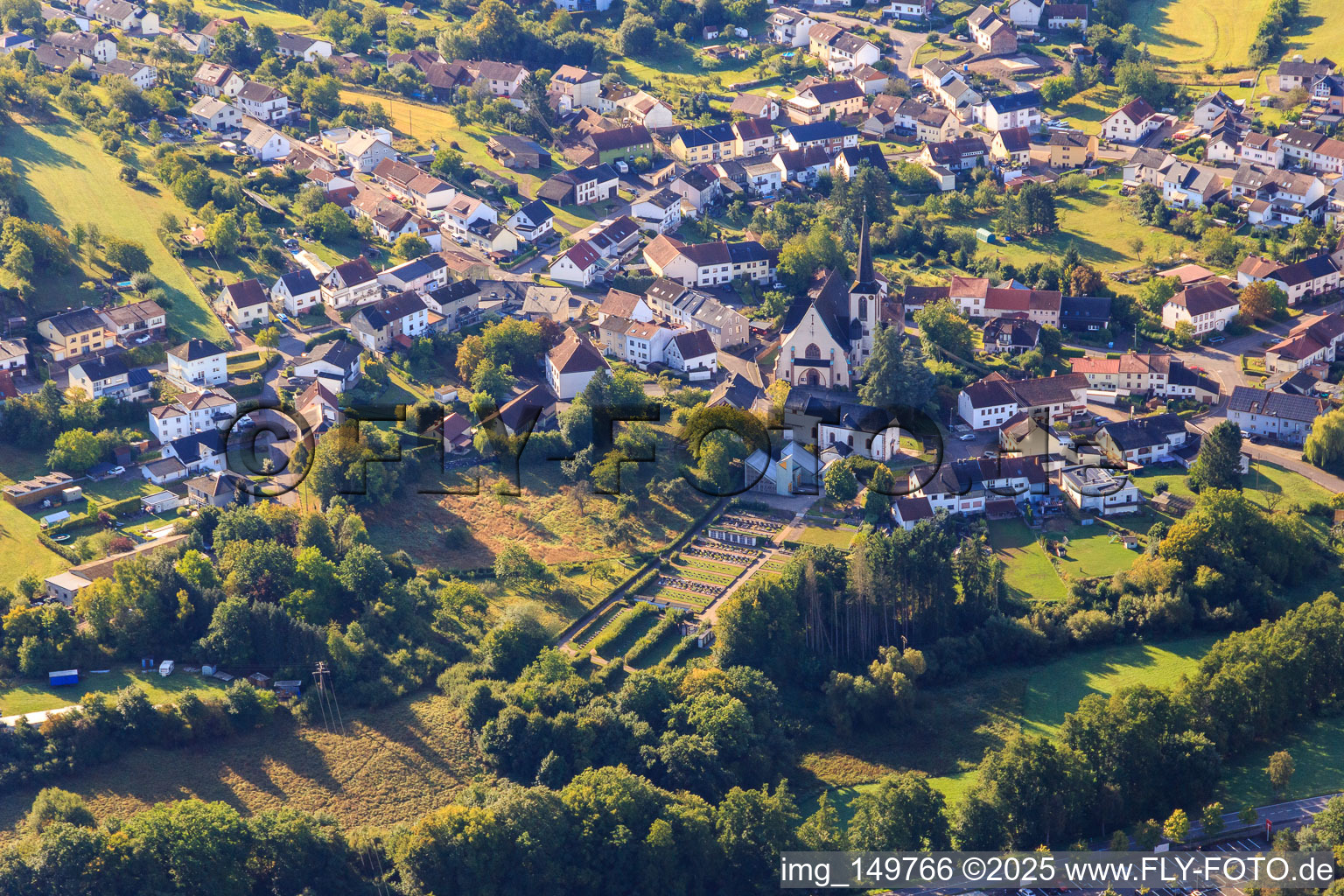Vue aérienne de Église Saint-Willibrord au cimetière à le quartier Limbach in Schmelz dans le département Sarre, Allemagne