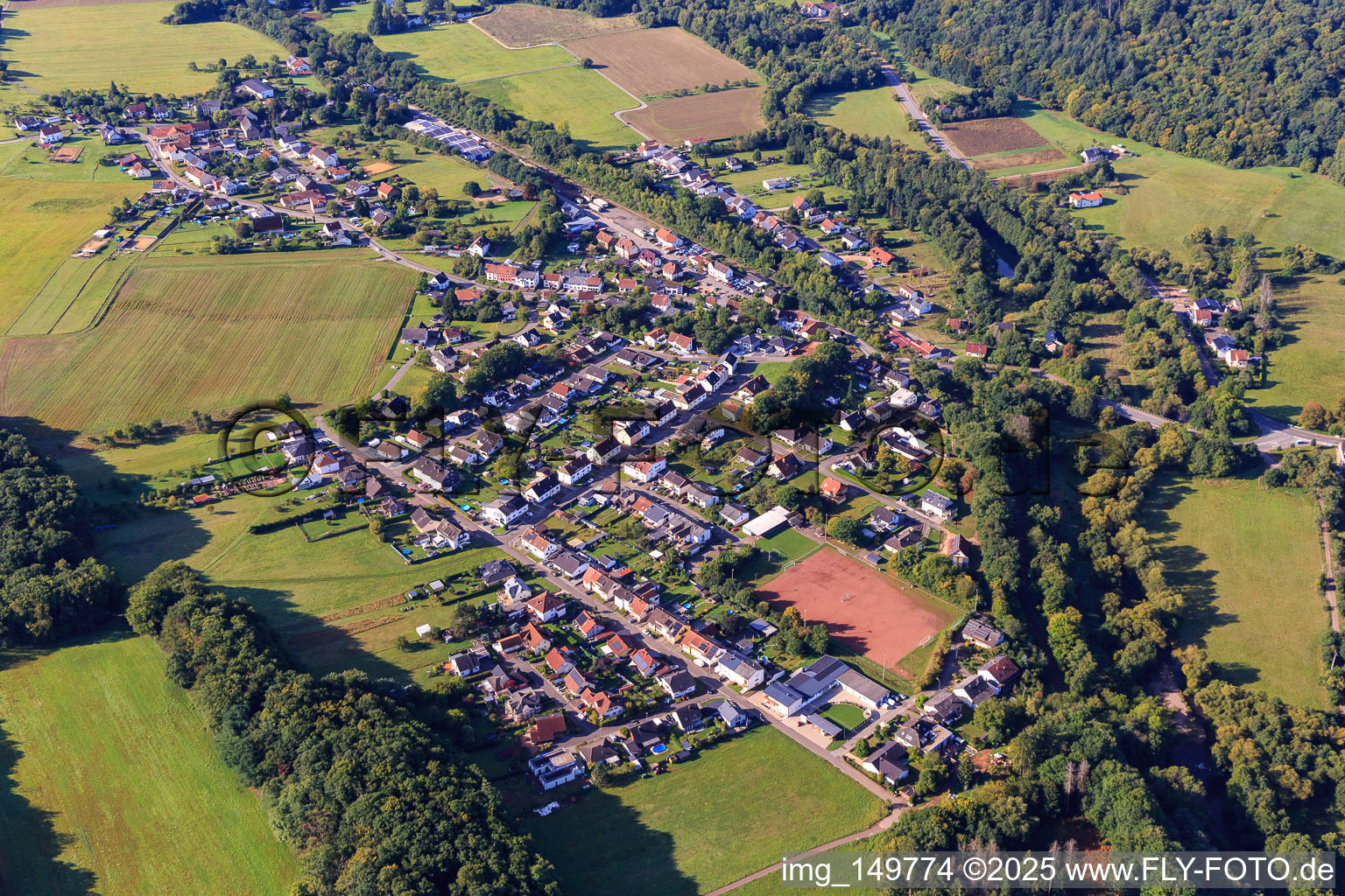 Vue aérienne de Du nord-est à le quartier Primsweiler in Schmelz dans le département Sarre, Allemagne