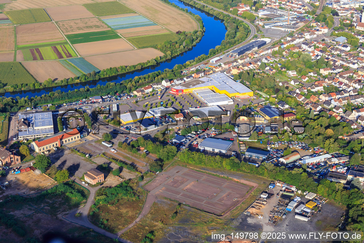 Vue aérienne de Marché frais POCO Saarlouis et WASGAU Fraulautern au bord de la Sarre à le quartier Fraulautern in Saarlouis dans le département Sarre, Allemagne