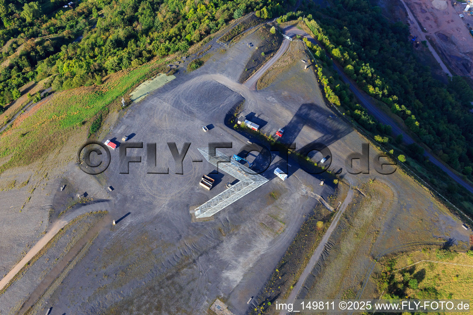 Vue d'oiseau de Saarpolygon « Porte vers le futur » sur la Bergenhalde à Ensdorf dans le département Sarre, Allemagne