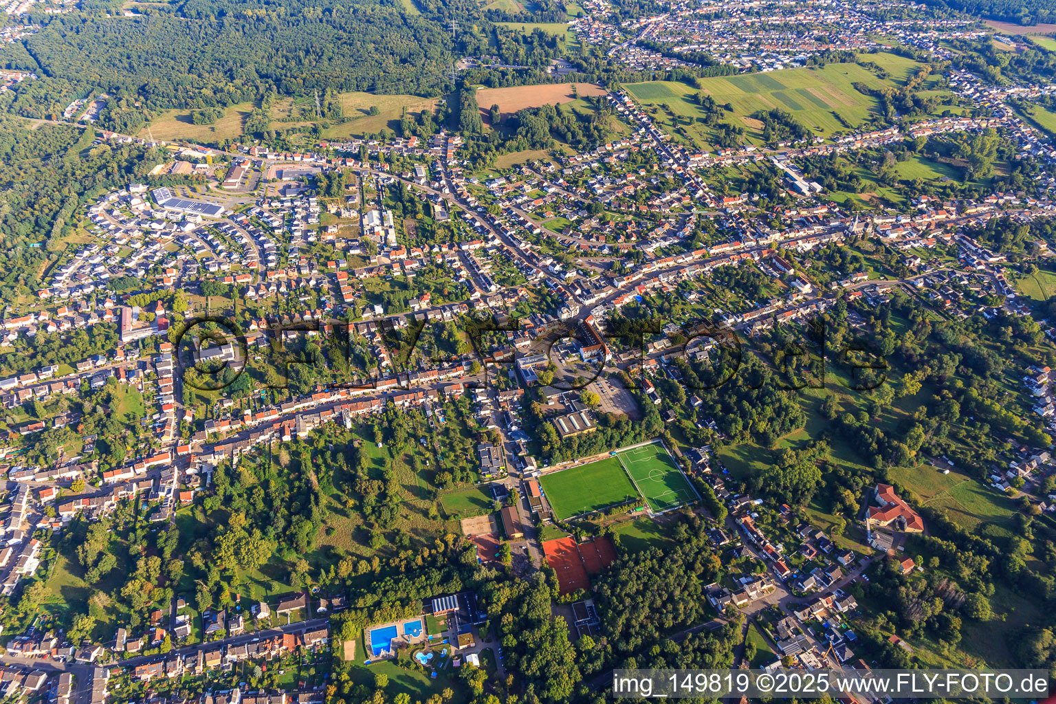 Vue aérienne de Du sud à le quartier Griesborn in Schwalbach dans le département Sarre, Allemagne