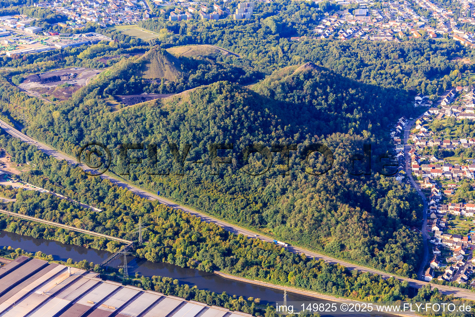 Vue aérienne de Le terril de Hostenbach de Saarstahl AG à le quartier Wehrden in Völklingen dans le département Sarre, Allemagne
