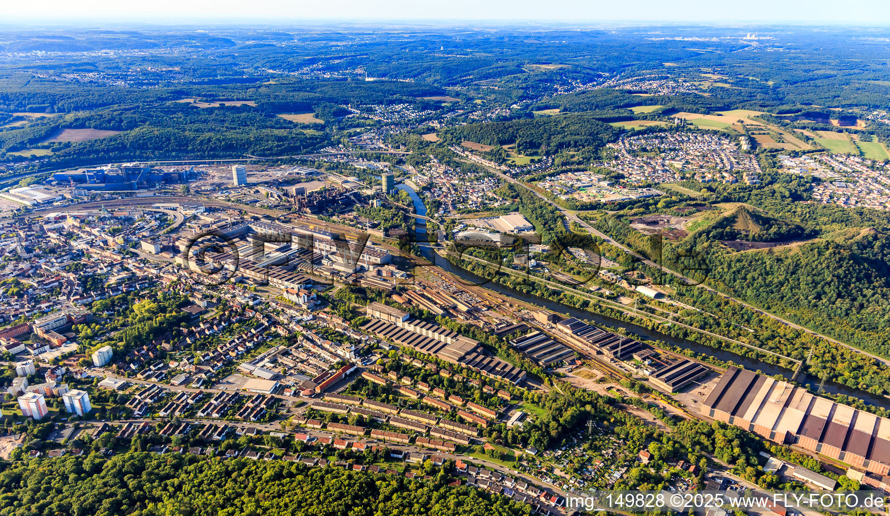 Vue aérienne de Panorama des entreprises sidérurgiques de la Sarre : Saar-Bandstahl GmbH, Saarschmiede GmbH Freiformschmiede, Saarstahl AG et Völklinger Hütte, site classé au patrimoine mondial de l'UNESCO. à Völklingen dans le département Sarre, Allemagne