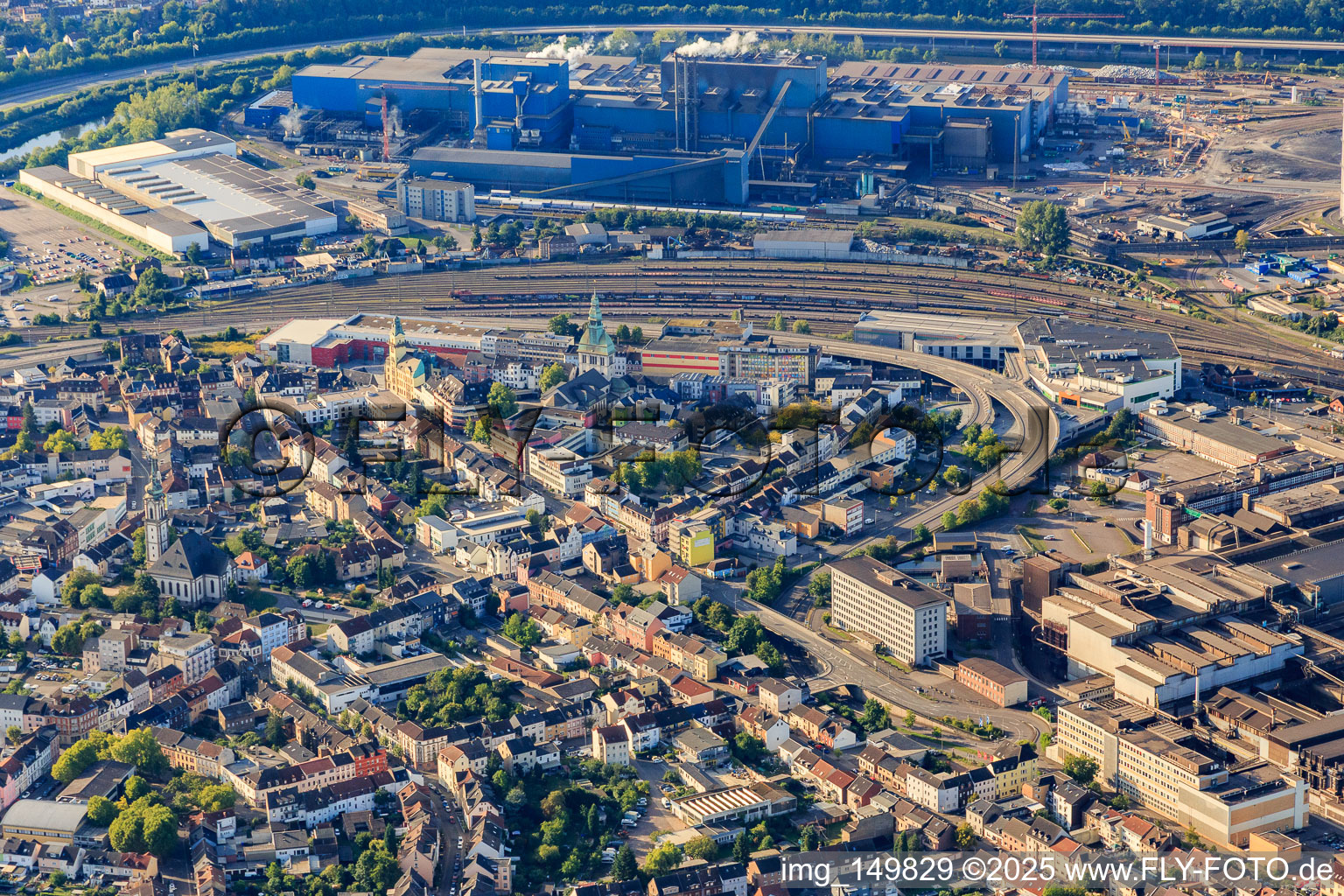 Vue aérienne de Centre-ville avec l'église paroissiale Saint-Éloi à Völklingen dans le département Sarre, Allemagne
